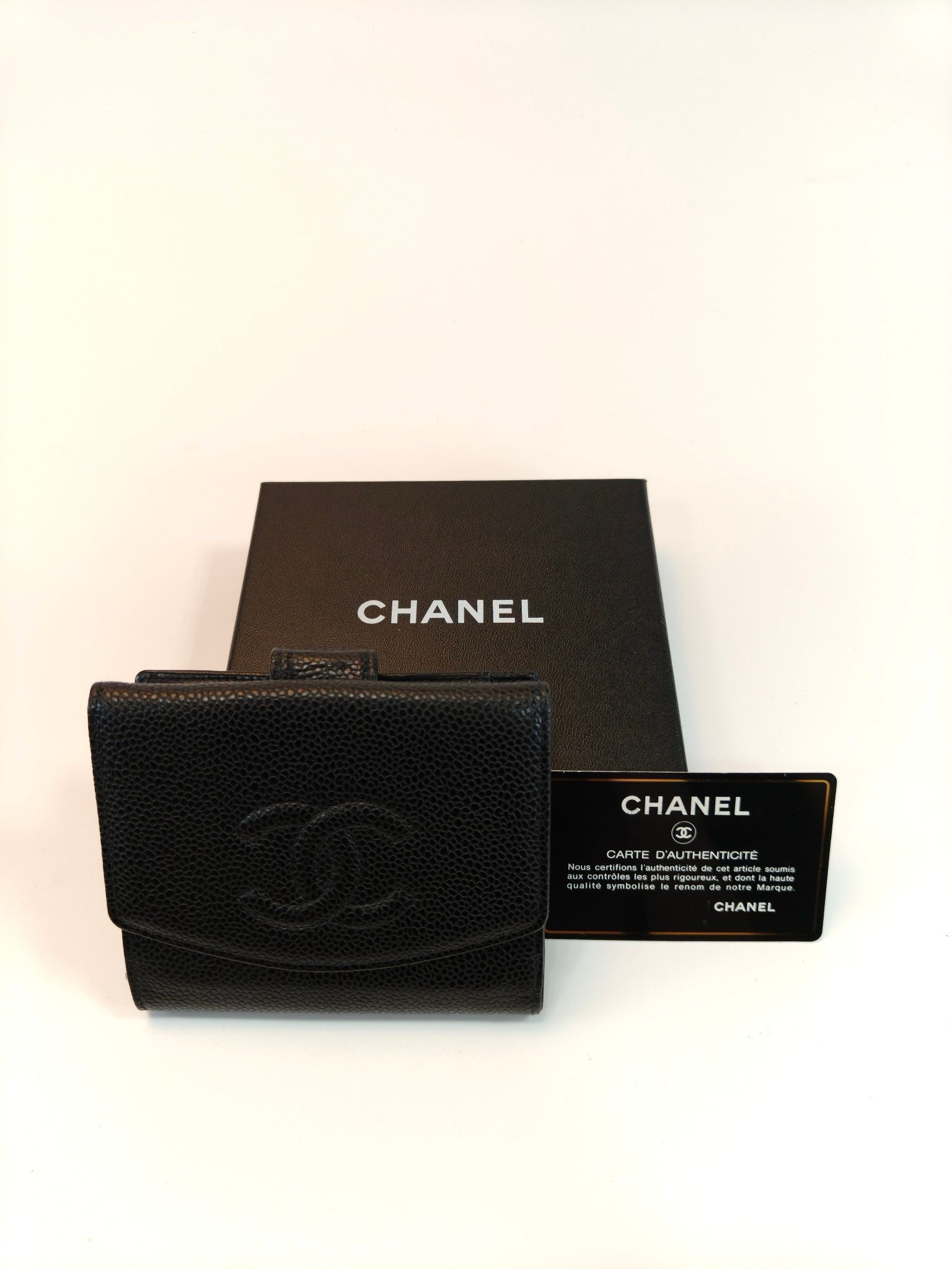 CHANEL 魚子醬皮雙折錢包 6號 貼紙卡 黑色 ( 有盒）$4688