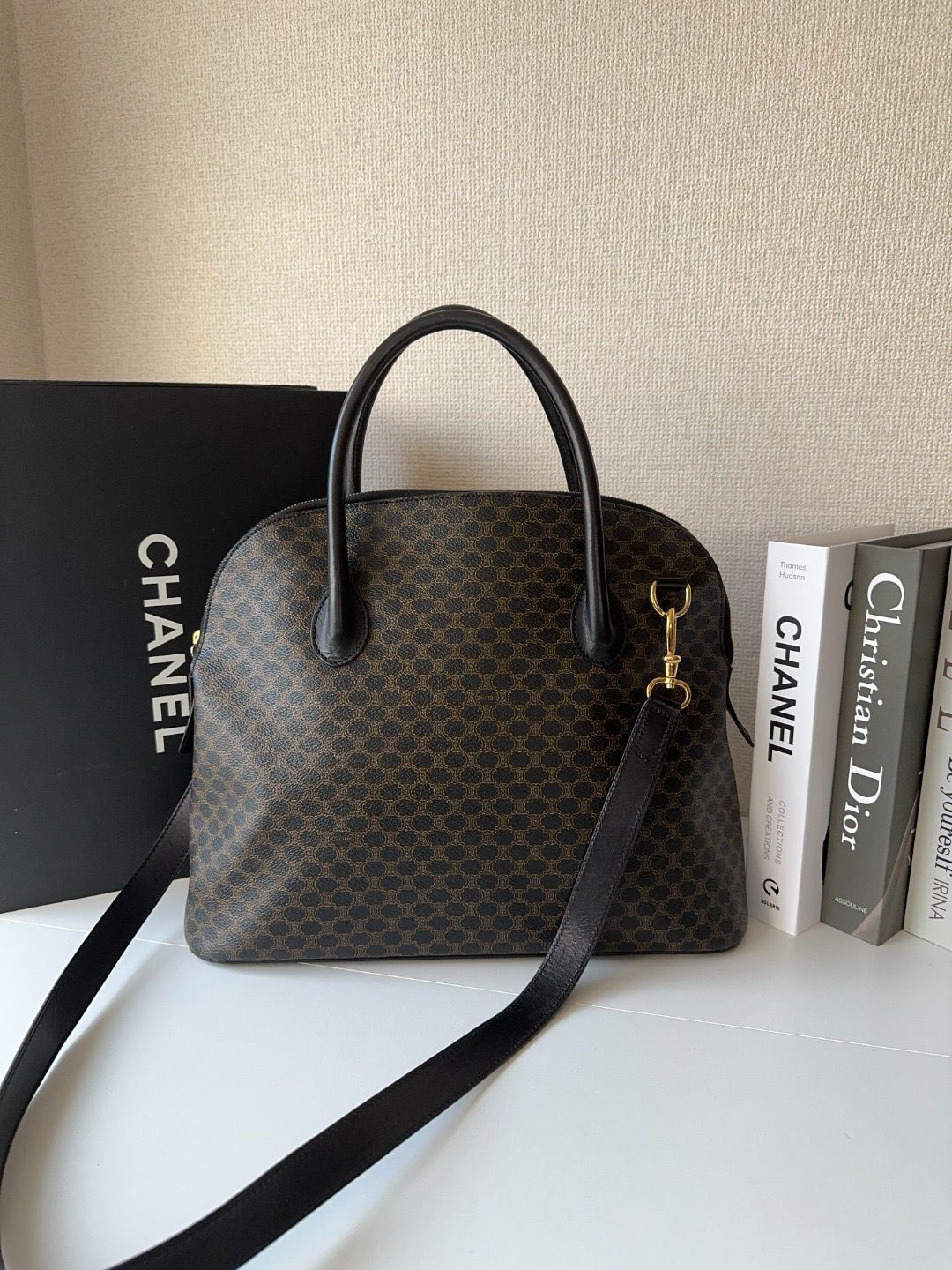 CELINE Celine Vintage Macadam  PVC Handbag 
💰️$3298
size 37*29*13cm，hand 38cm