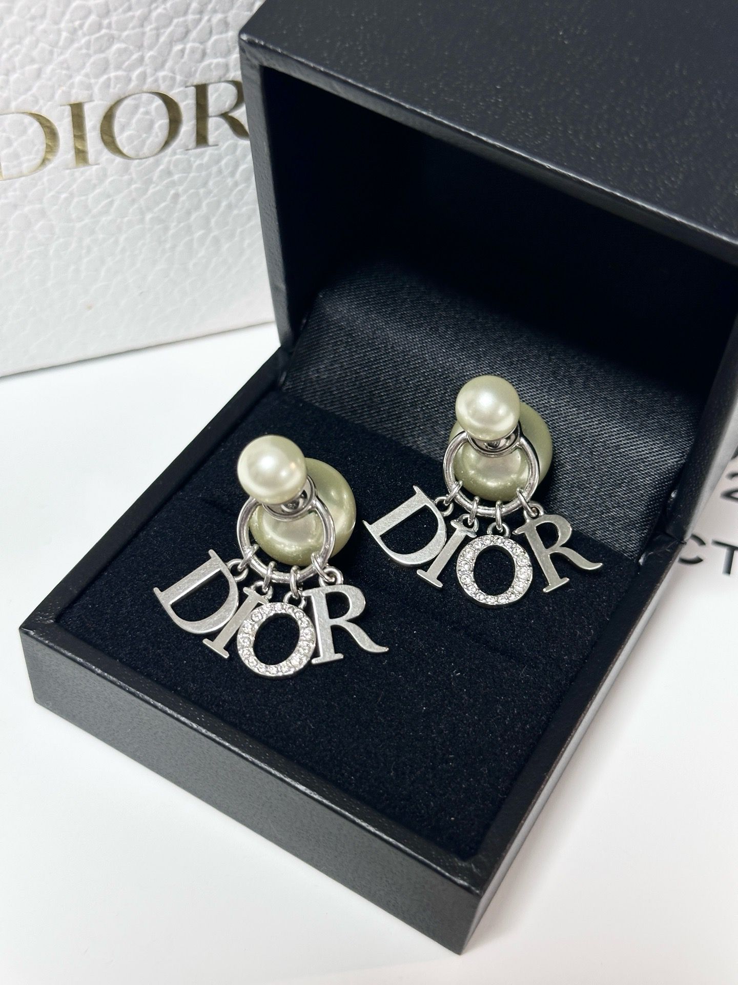 Dior 耳釘 帶盒 $4180