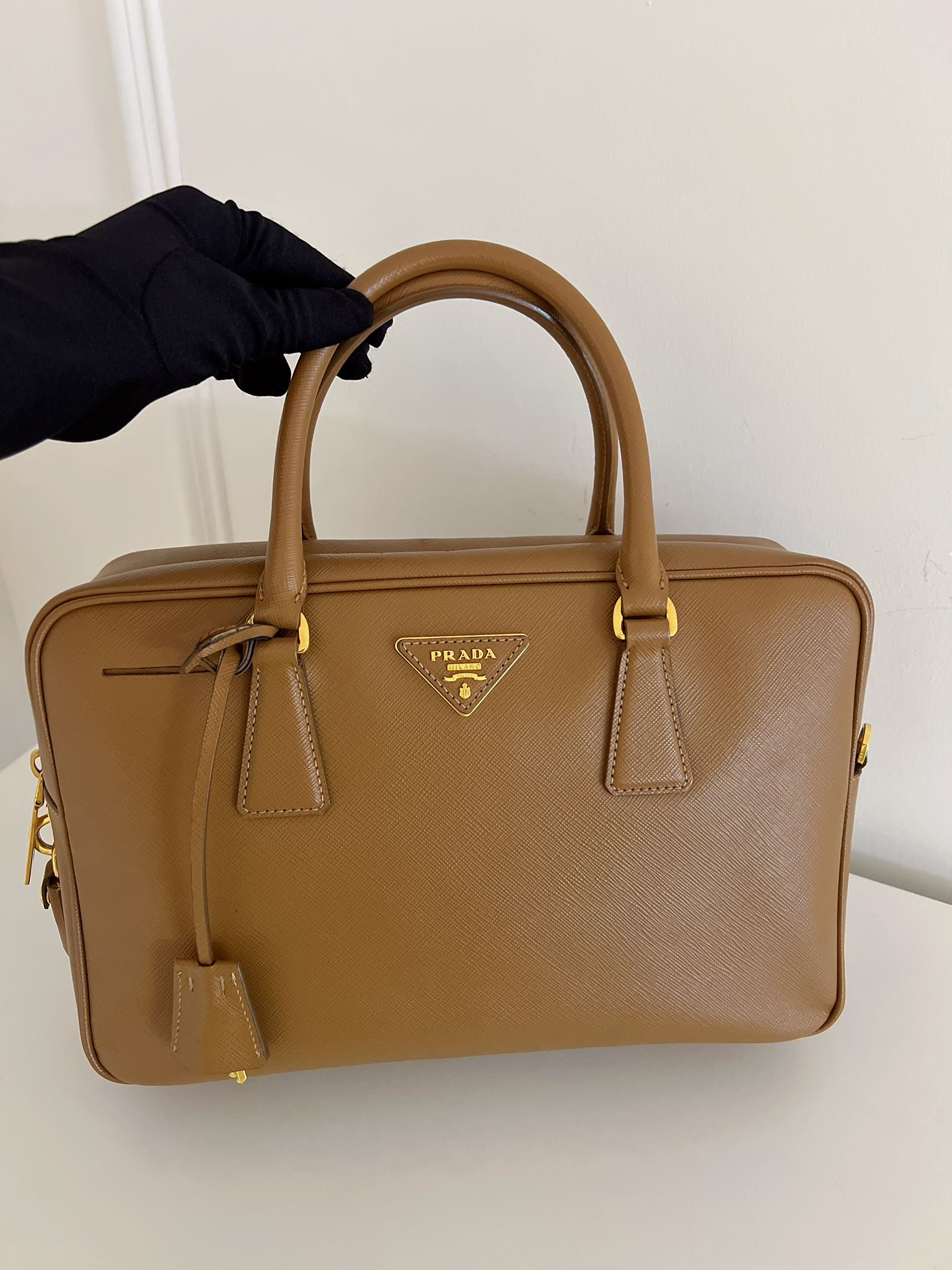 PRADA焦糖色plume30cm 近新成色 $6390