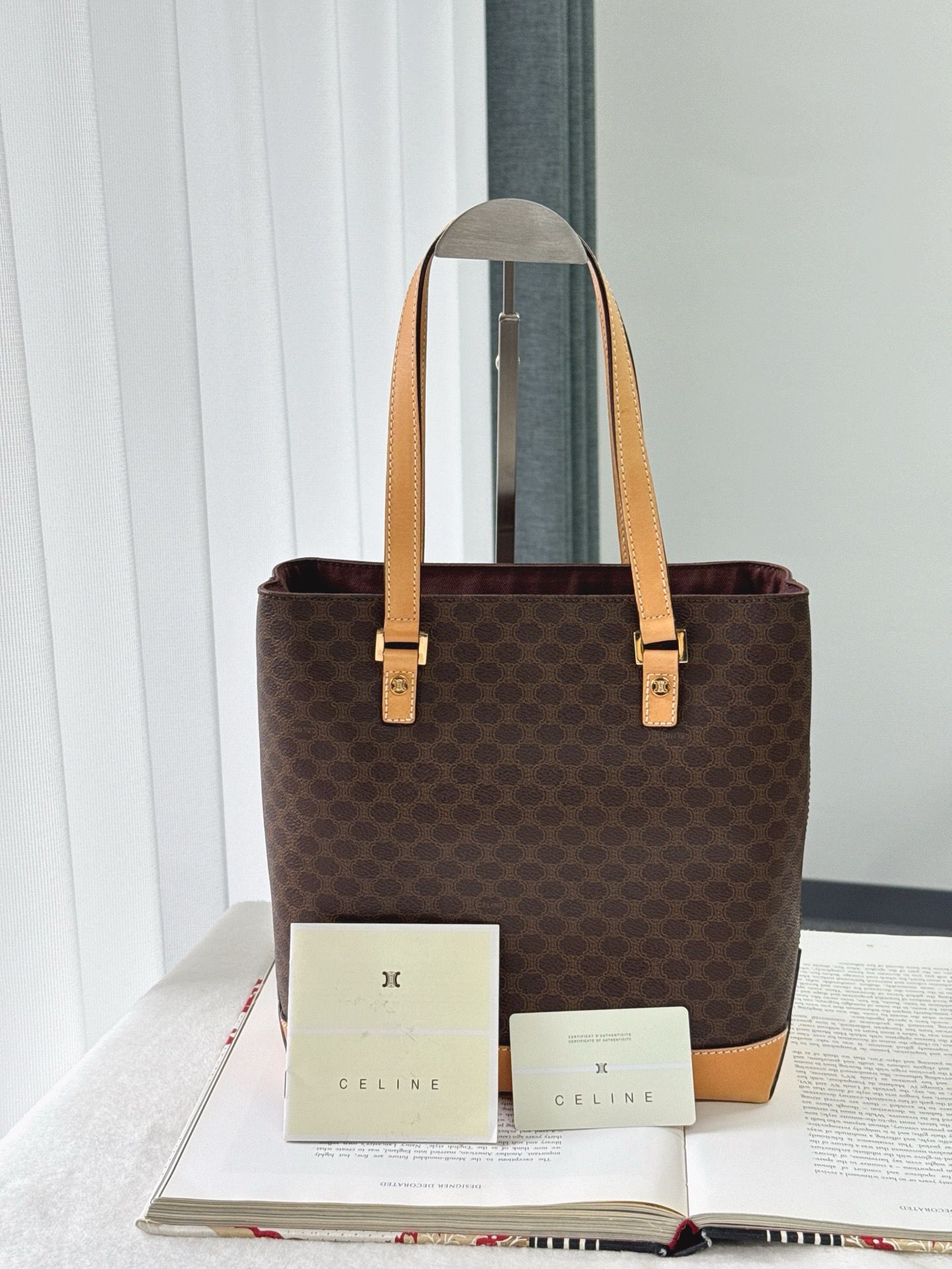 Celine棕花薇薇安 ➕卡➕册
尺寸约24*11*24.5cm
💰$3880