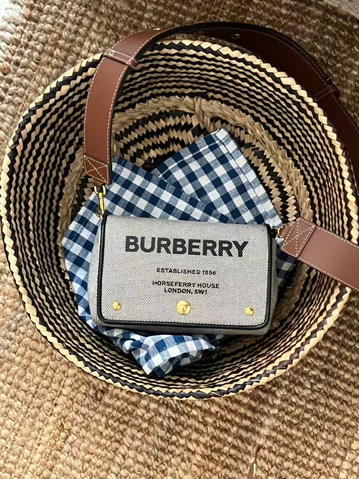 Burberry字母郵差寬肩帶斜挎包
好成色的
$3380