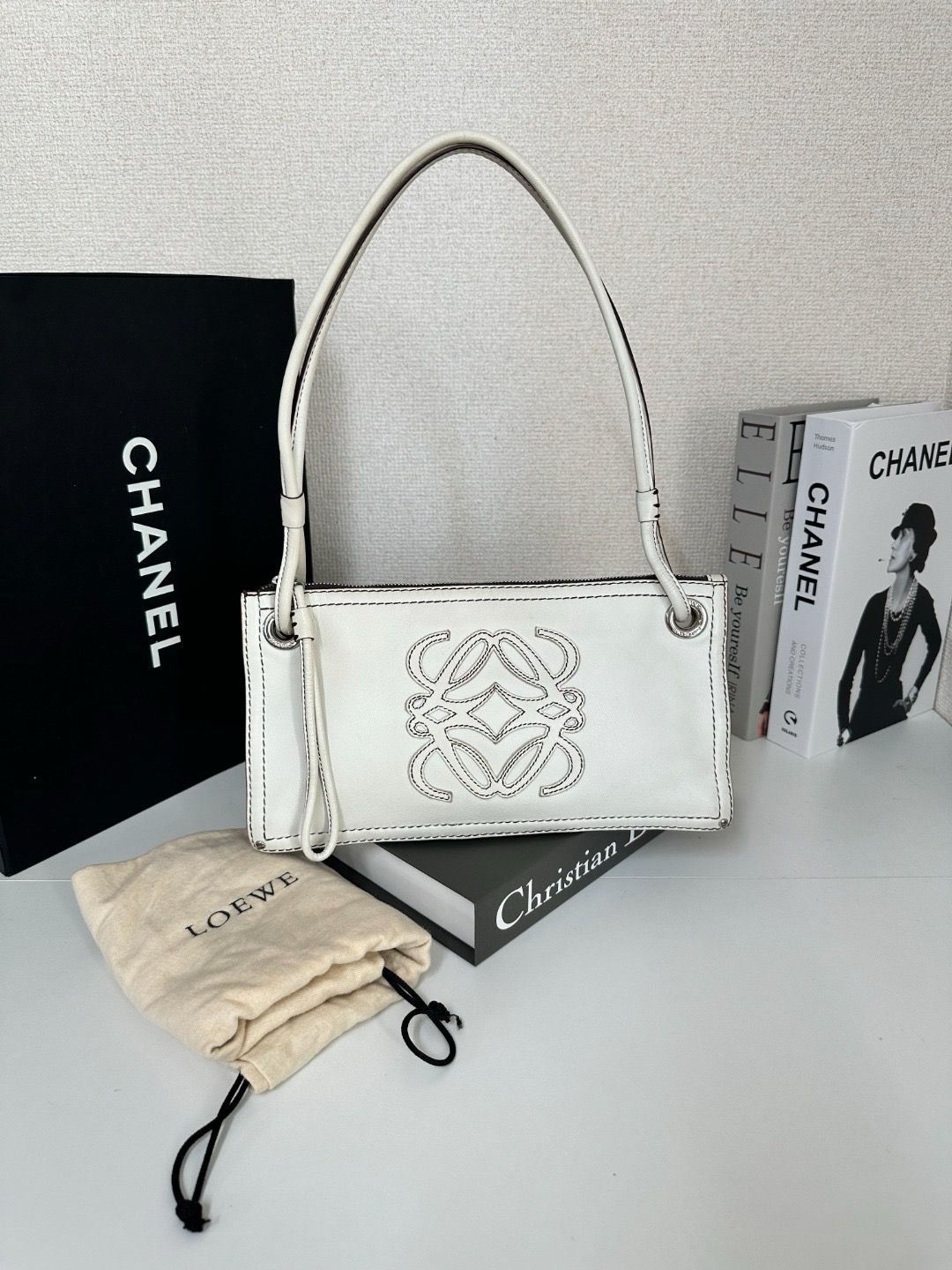 LOEWE Anagram 標誌 中號 皮革 白色 手提包 單肩包
size 33*18*13cm
$3880