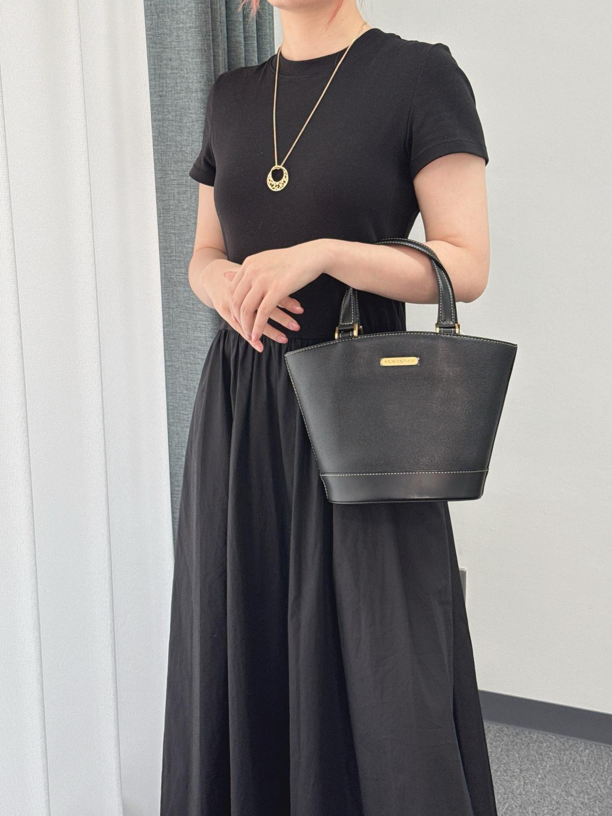 Burberry黑金菜籃子
尺寸約20*12*21cm
$3068