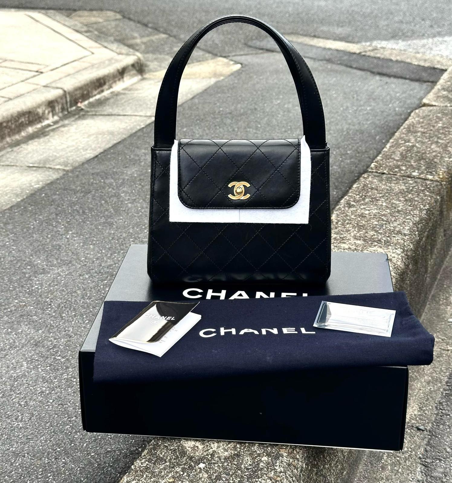 CHANEL羊皮黑金雙C元寶小KELLY約23 x 20 x 8 CM全套齊🈵️98新品相好复古優雅又氣質日本🇯🇵$19088