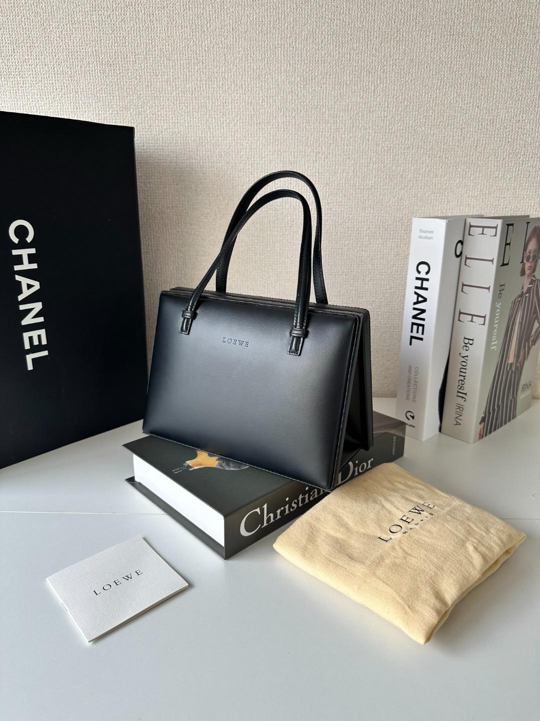 LOEWE Leather Tote Bag /皮革 托特包
size 19*13*8cm
$5398