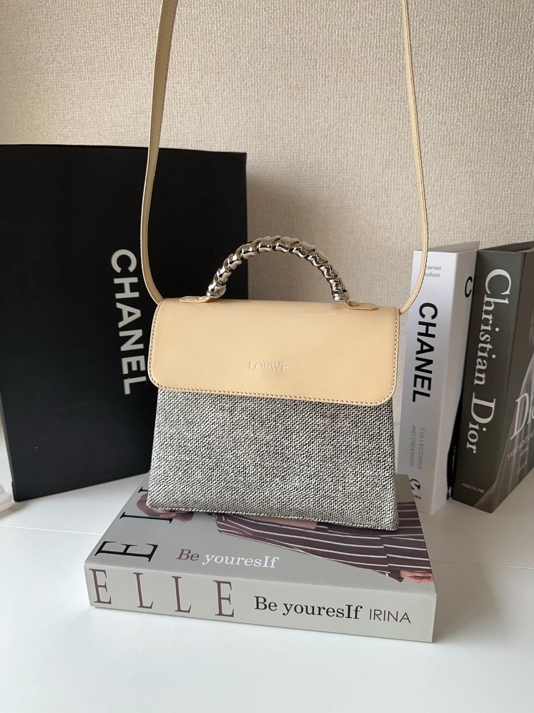 LOEWE 漆皮 拼色 2WAY 手提包/单肩包
size 21.5*19*8.5cm，shoulder 122cm
$8150
