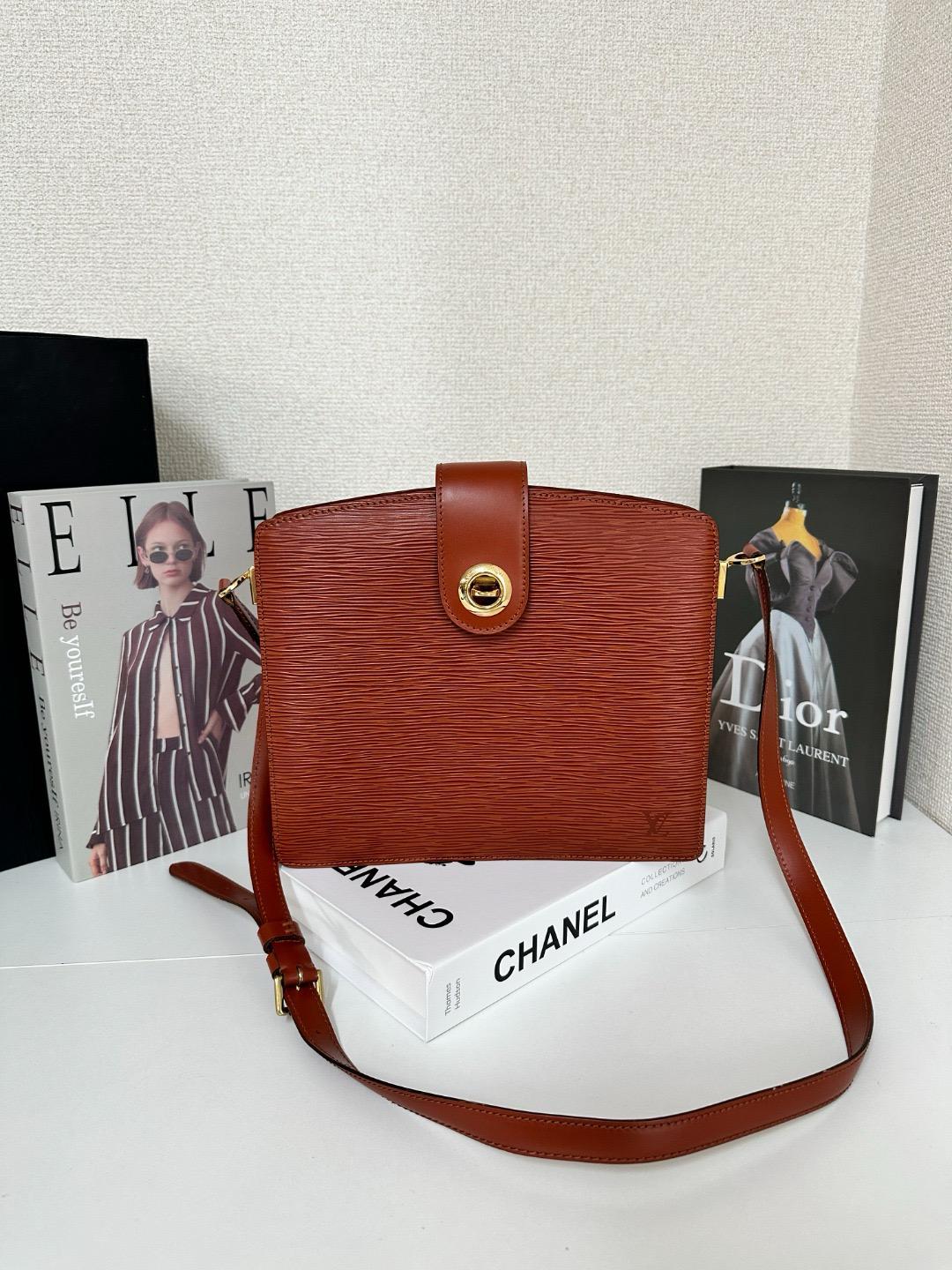 LOUIS VUITTON Epi Capucines 皮革 單肩包
size 26*23*4cm，shoulder 109cm
$3838