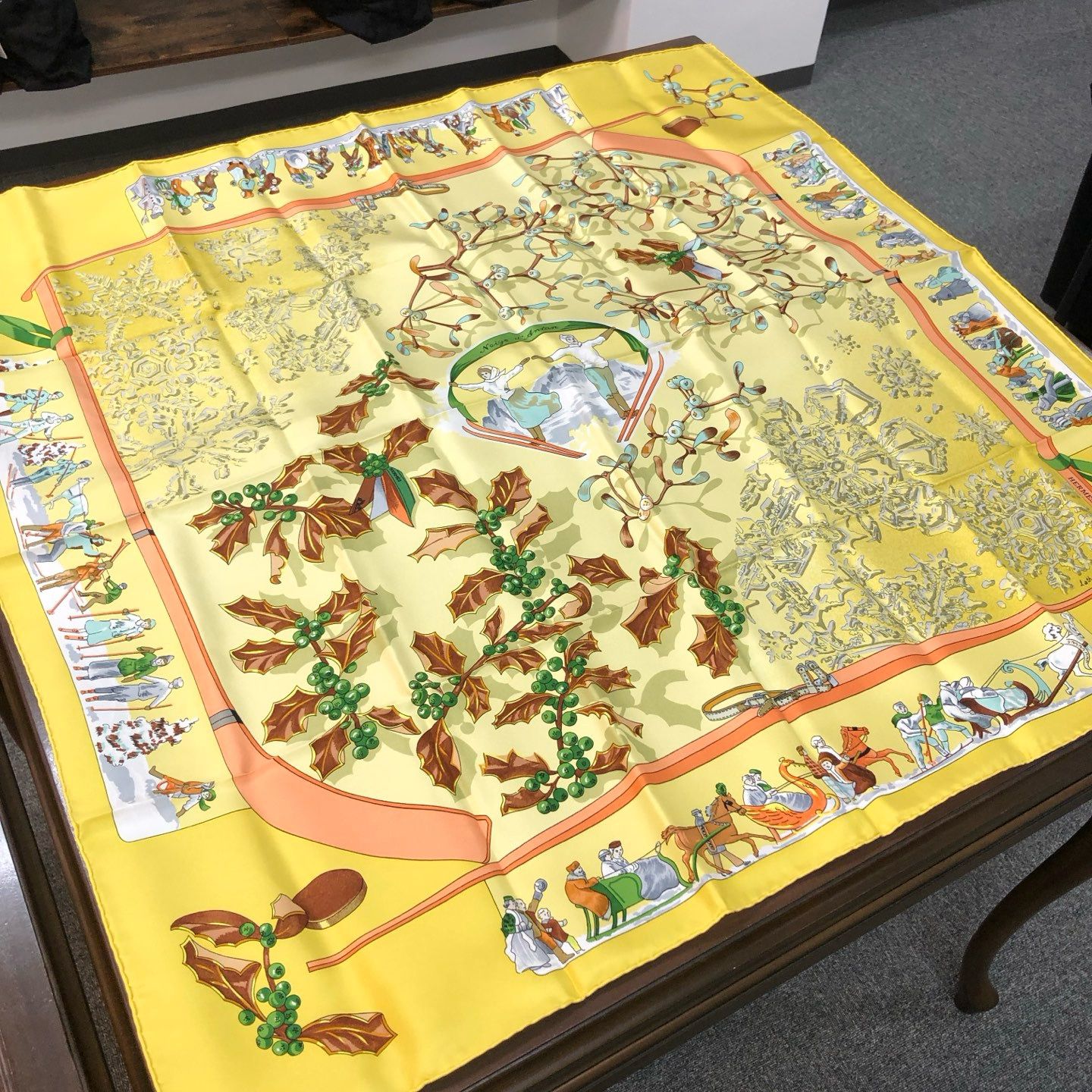 愛馬仕絲巾 方巾 
90x90 cm 
$1828