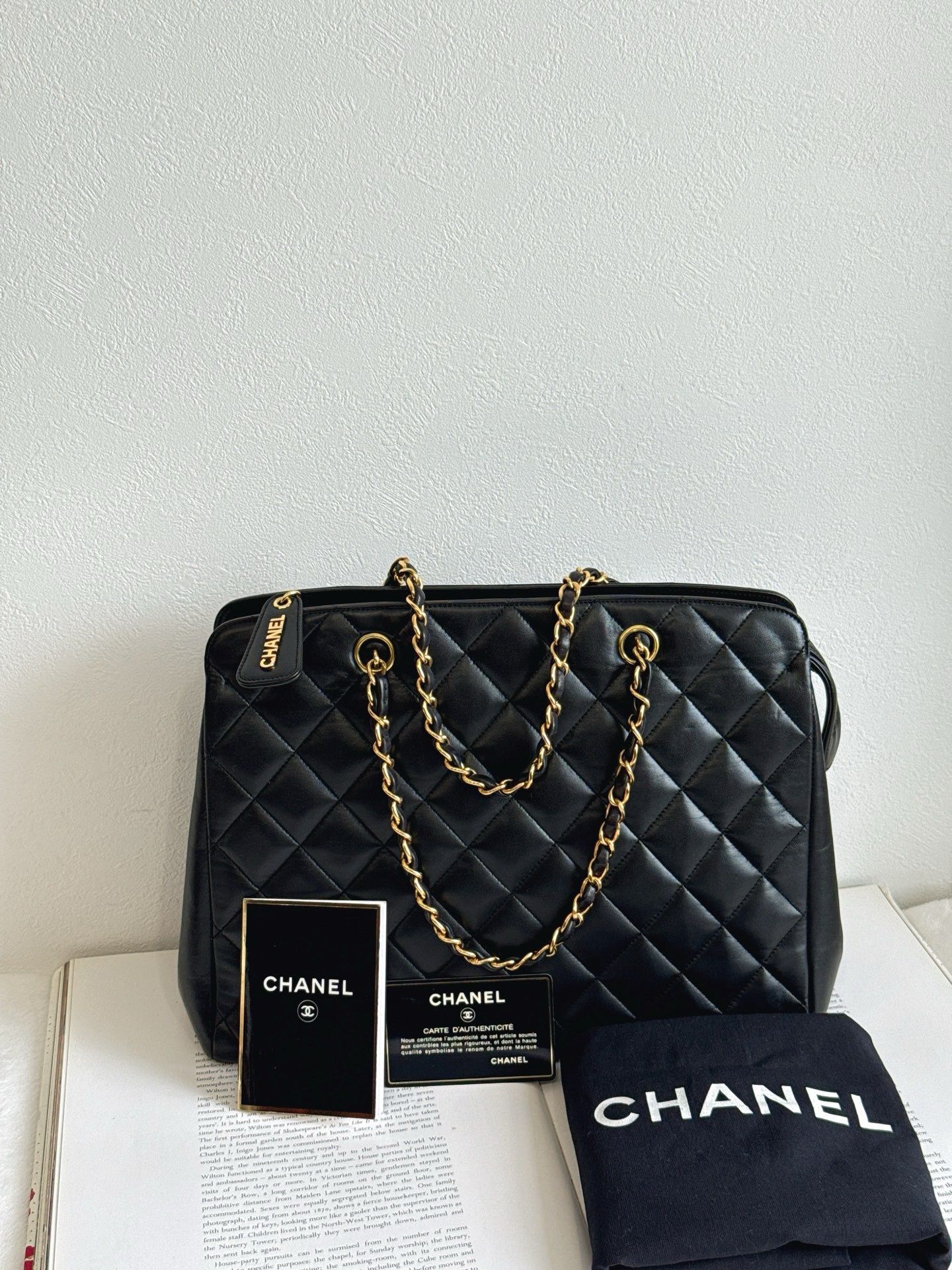 Chanel小羊皮黑金鍊條托特包 
卡/標/防塵袋/冊  4開
尺寸約30*11*23cm
$8580