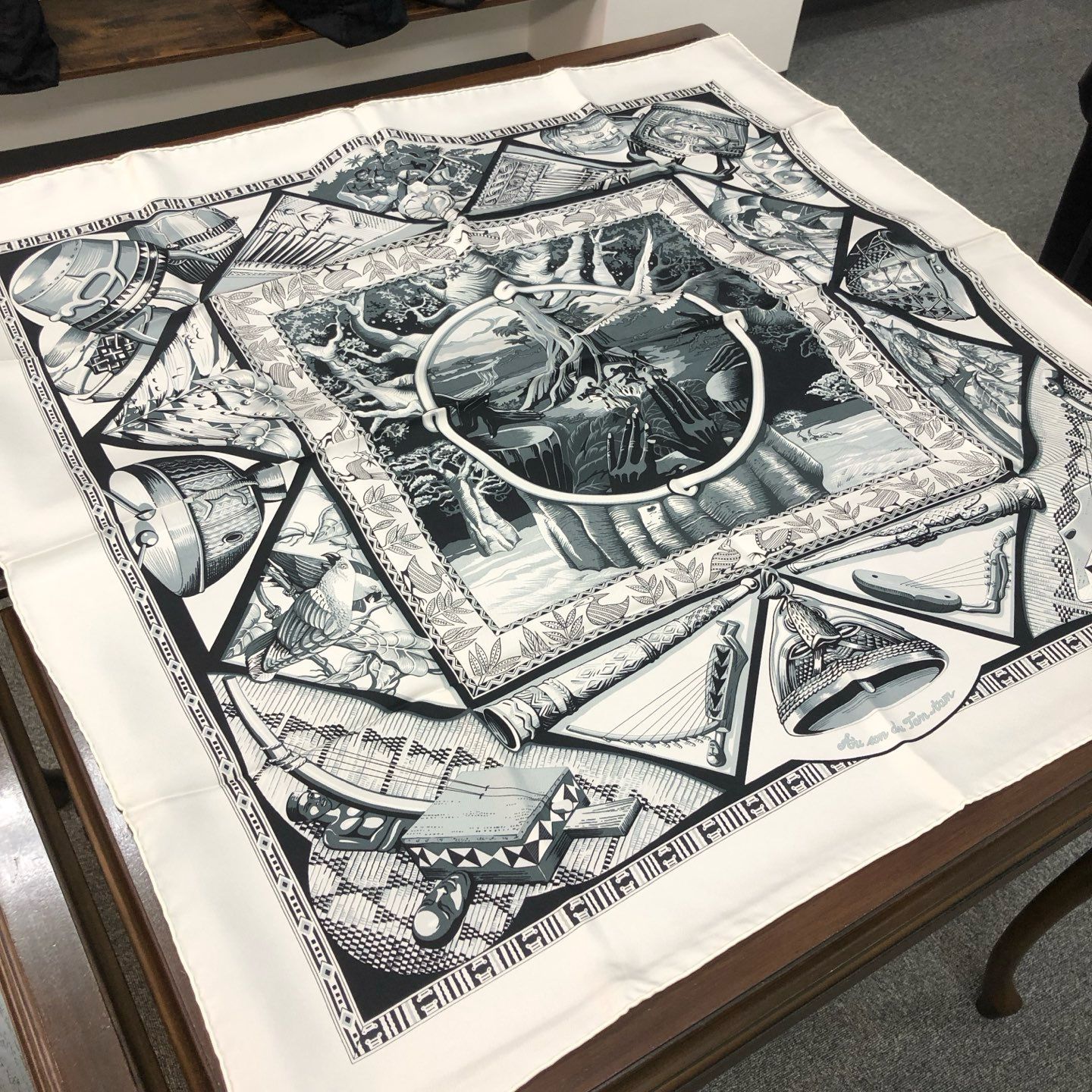 愛馬仕絲巾 方巾 
90x90cm 
$1620 hkd