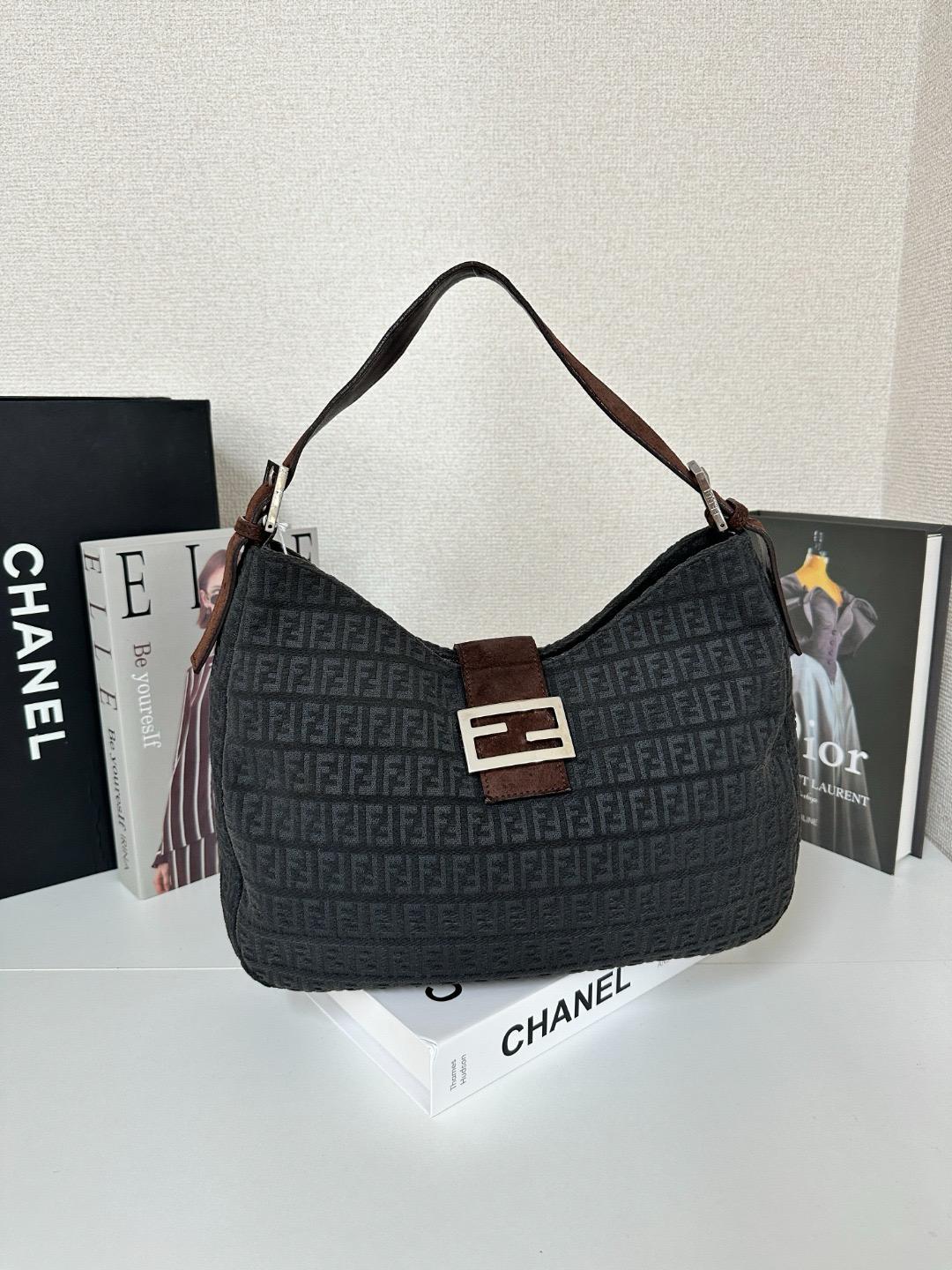 FENDI Zucca圖案 單肩包
size 18*27.5*7.5cm
$5368
