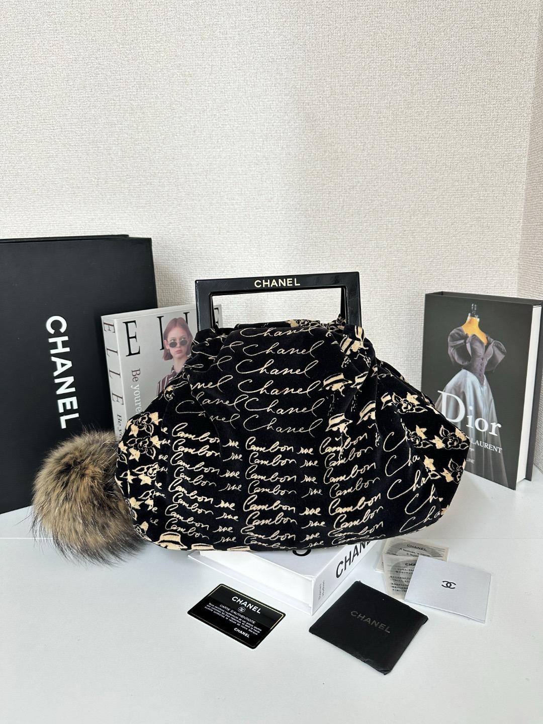 CHANEL 香奈兒 帶毛絨掛飾 LOGO 天鵝絨包
size 28*34*8cm
$9920