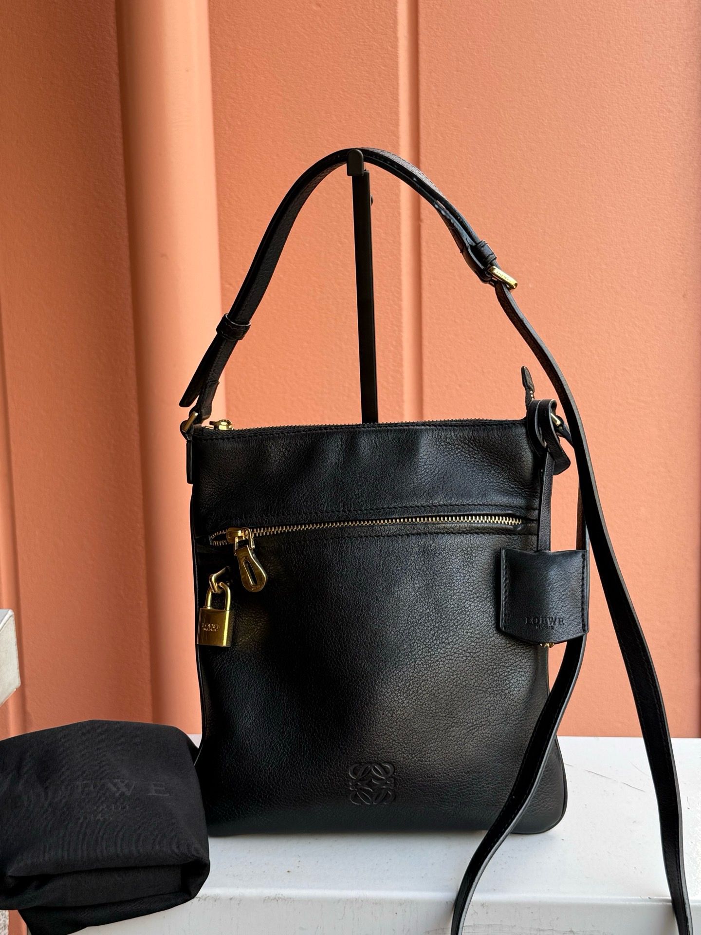 Loewe黑色牛皮相機包  ➕袋➕鎖🔒1➕鑰匙🔑
尺寸約22*25cm
$4600