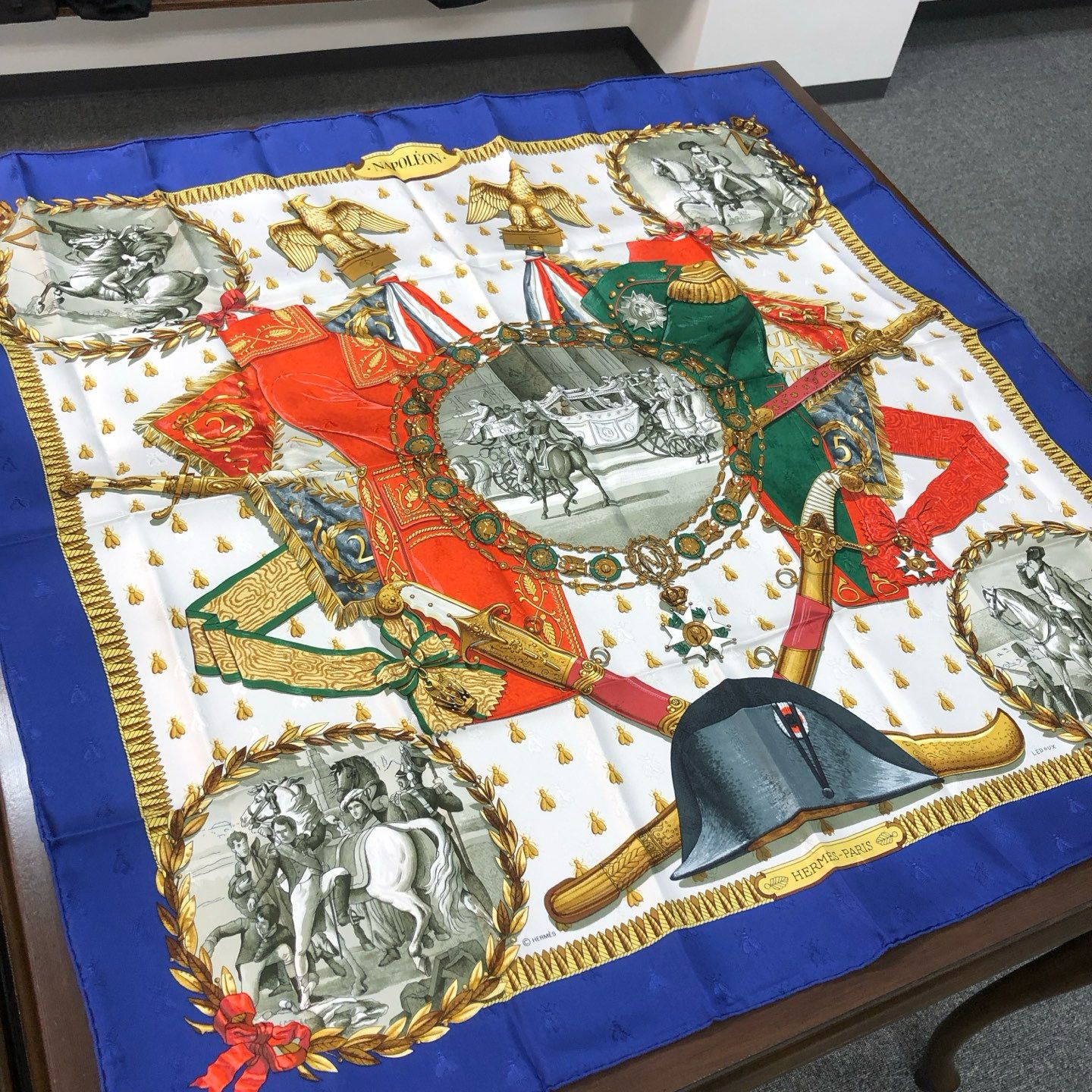 愛馬仕絲巾 方巾 
90x90 cm 
拿破侖
$2488