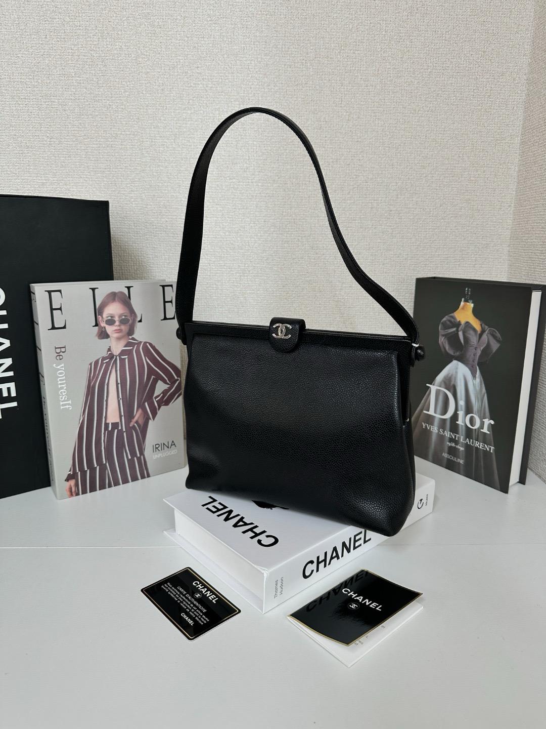 CHANEL 香奈兒 CC標誌 魚子醬皮 翻蓋鎖 黑色 單肩包 
size 24*20*8cm
$11300