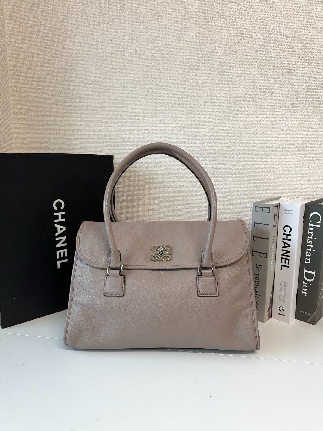 LOEWE Alamo36 粉灰色手提包
size 36*24*14cm
$4628