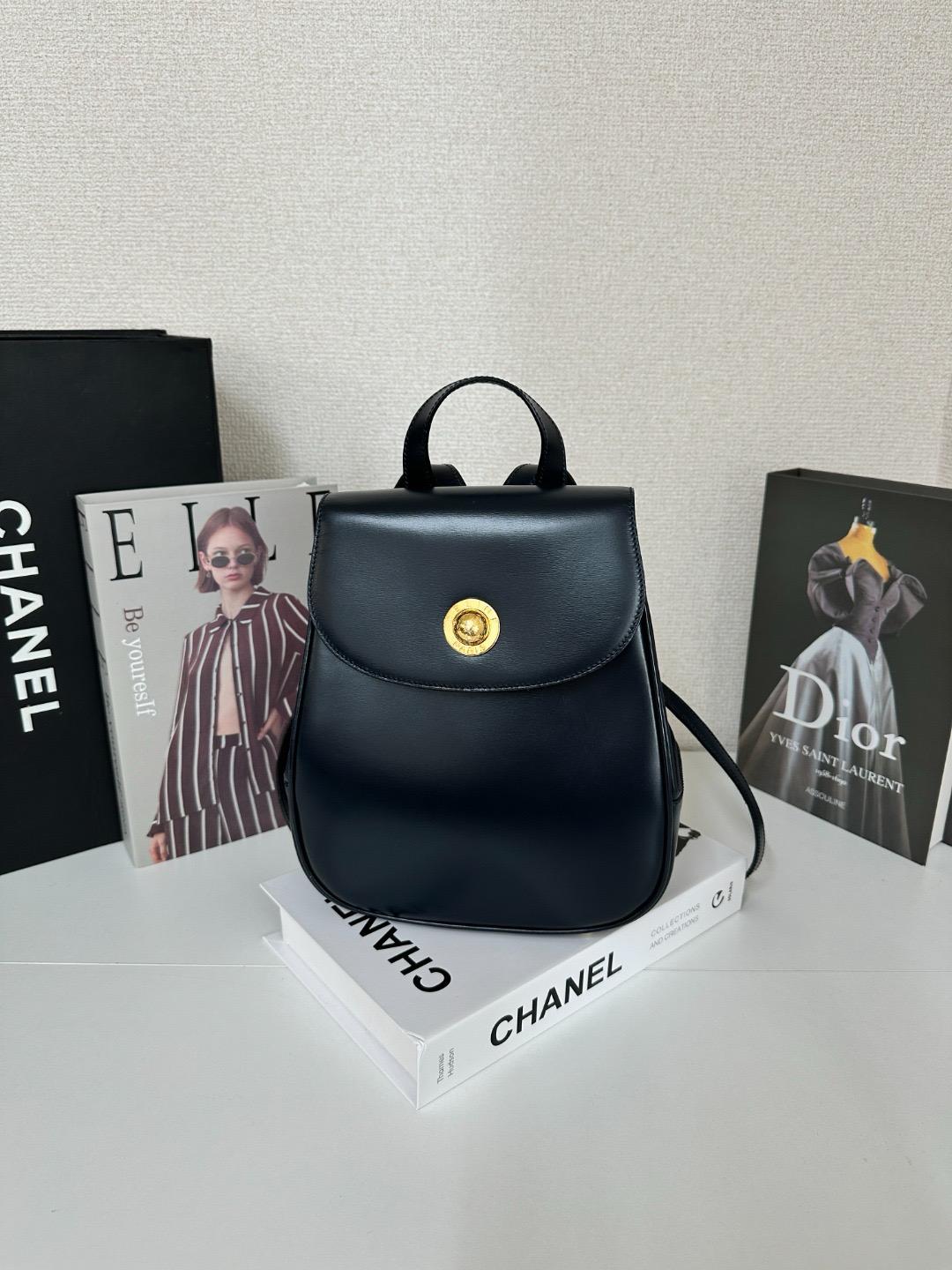 CELINE背包 圓形LOGO 黑色 皮革 雙肩包
size 20*25*9cm
$4698