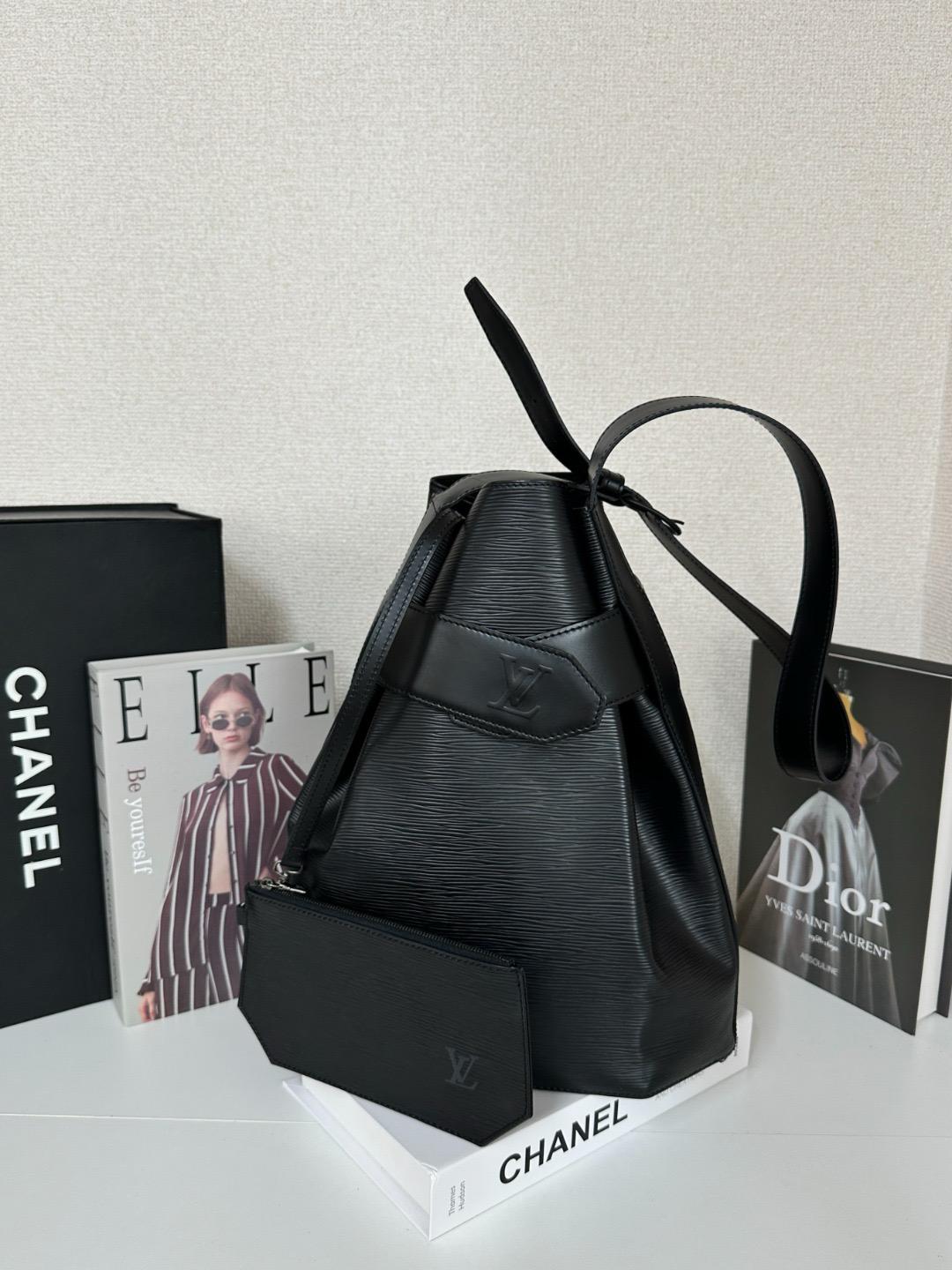 LOUIS VUITTON Epi Sac Dépôt 單肩包 黑色 附小包
size 29.5*36*15cm，shoulder 93cm
$3328