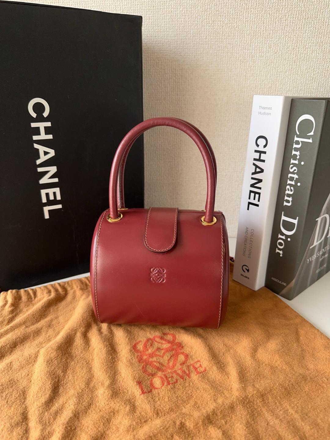 LOEWE 字母圖案 皮革 手提包
size 14*13.5*12.5cm，handle10.5cm
$5788