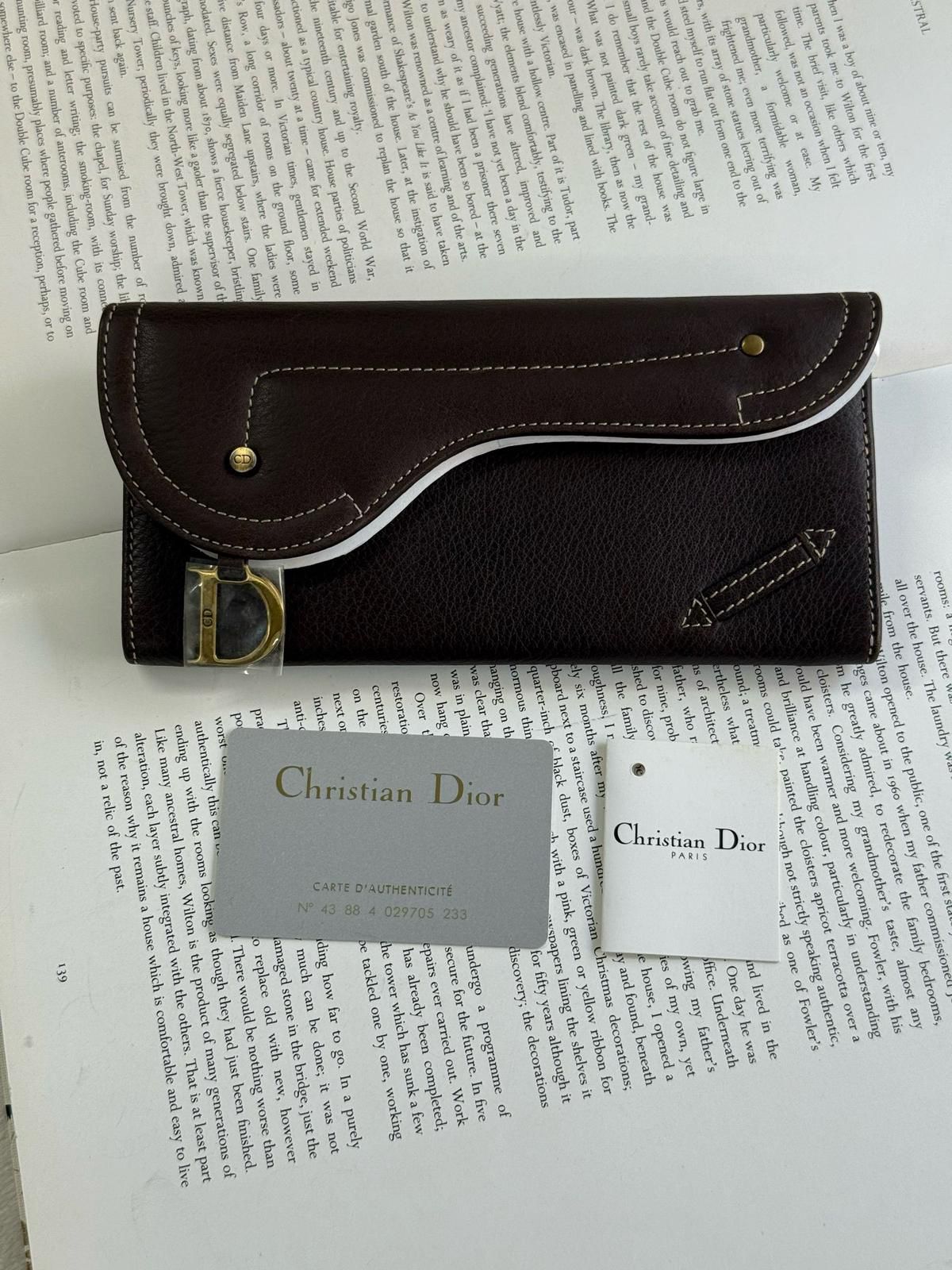 Dior長銀包➕卡➕吊牌➕袋➕盒
尺寸約19*2*9cm
$3168