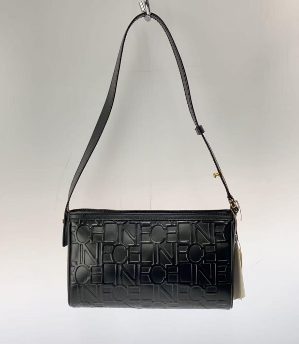 CELINE黑色浮雕牛皮腋下包 size：約 13cm
橫 : 約 22cm 
寬 : 約 6.5cm 
$4900