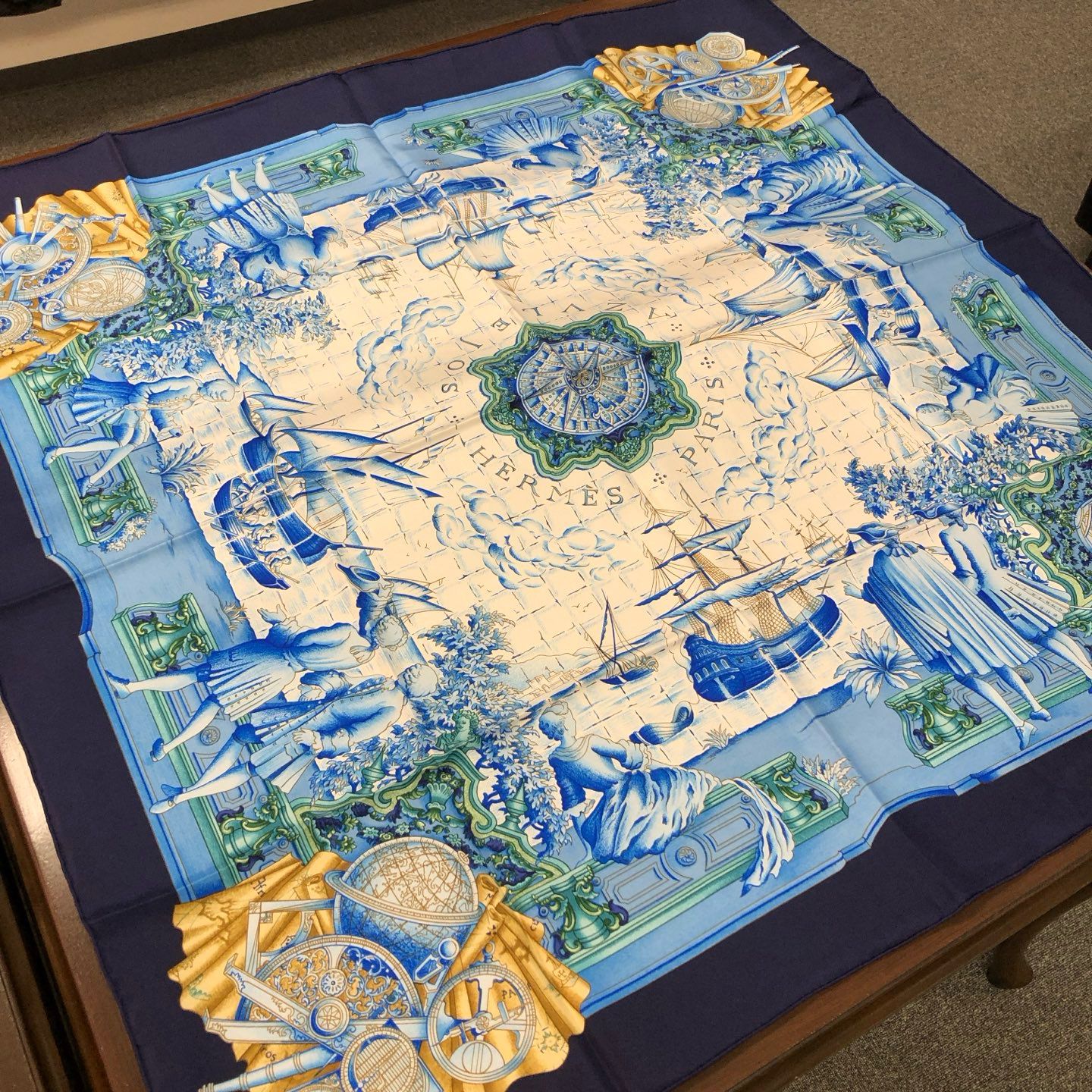 愛馬仕絲巾 方巾 
90x90 azvlejos 貴族船
$1798