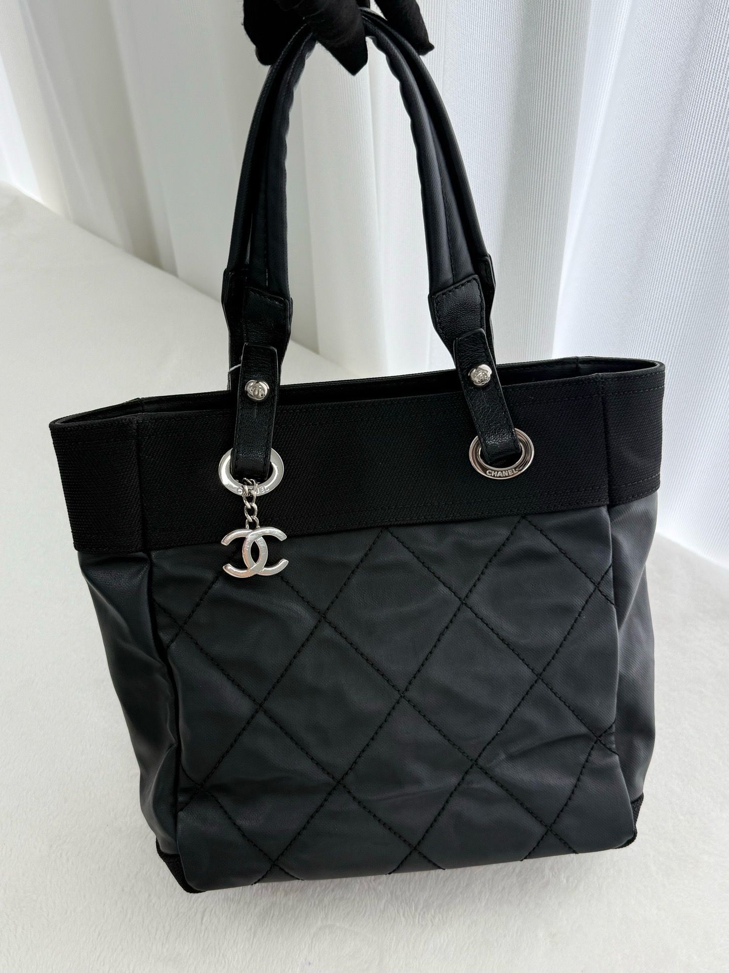 Chanel黑銀菱格菜籃子包 ➕標  11開
尺寸約26*10*27cm
$8568