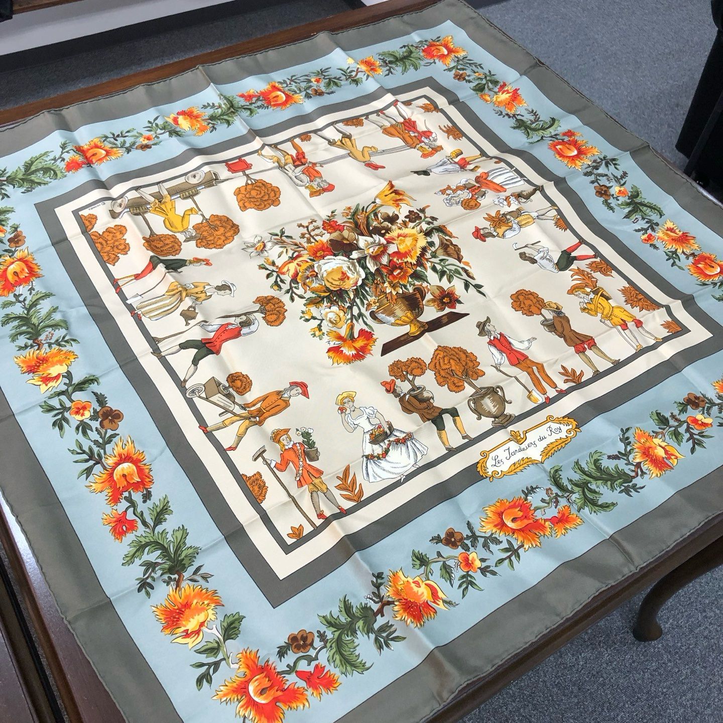 愛馬仕絲巾方巾 
90x90 les jardiniers du roy 國王的園丁
$1728