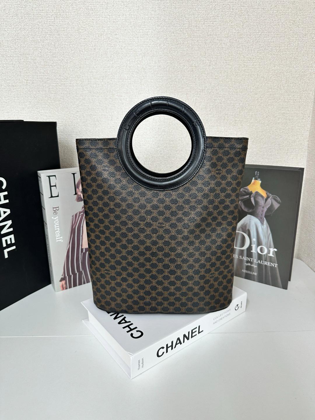 CELINE Circle Handle Macadam Pattern Black Handbag / CELINE 圓環手柄 馬車紋 黑色 手提包
size 25*29*10cm，hand 20cm
$3300