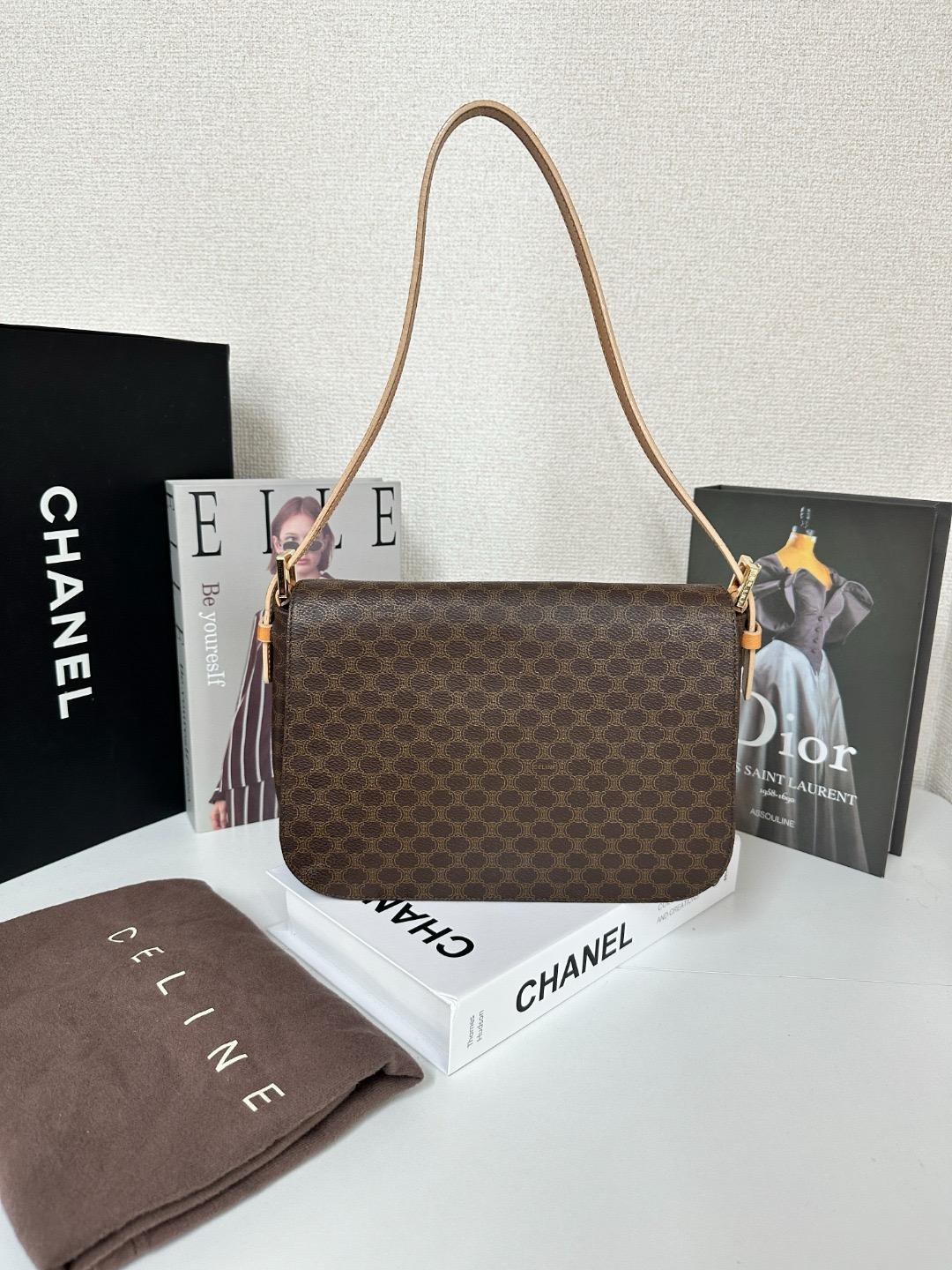 CELINE Macadam Pattern Shoulder Bag / CELINE 馬車花紋 單肩包
size 20*28*6cm
$3288