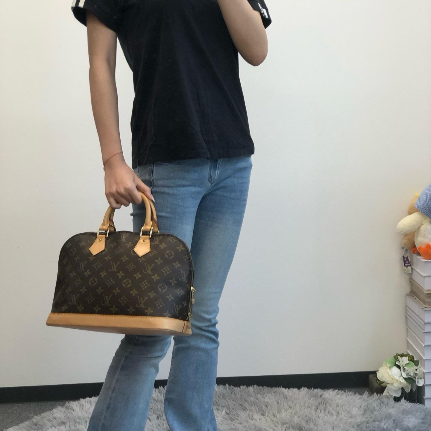 LV alma貝殼手提包 30x24x17 中號
$6238