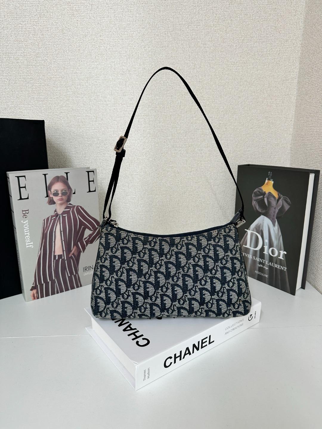 Christian Dior Trotter Navy Canvas Shoulder Bag / Christian Dior Trotter 海軍藍 帆布 單肩包
$4768 
size 15*25*6cm