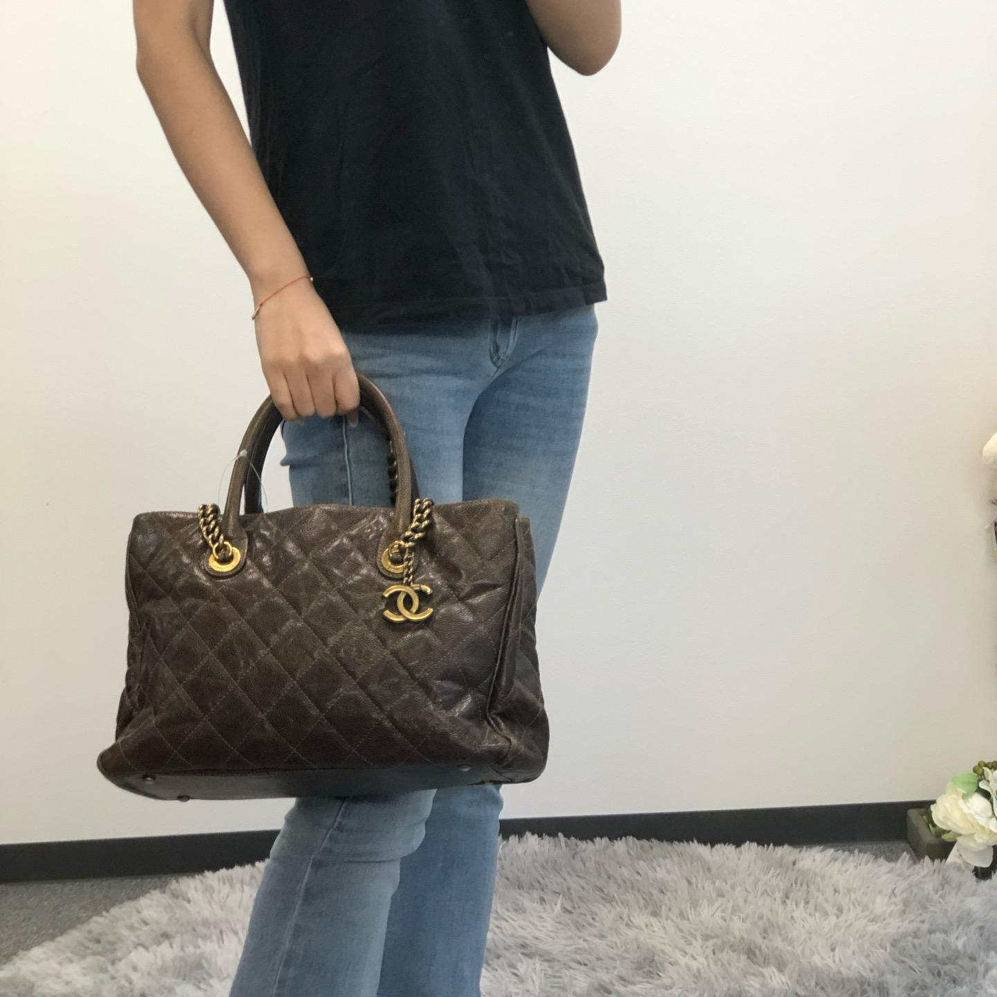 香奈兒 2way棕金做舊魚子醬托特包 卡標齊 16開 33x21x12
$15800