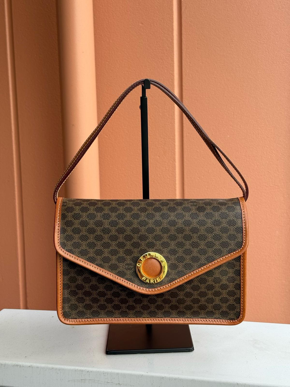 Celine棕花翻蓋信封包
尺寸約23*5*16cm
💰$3998