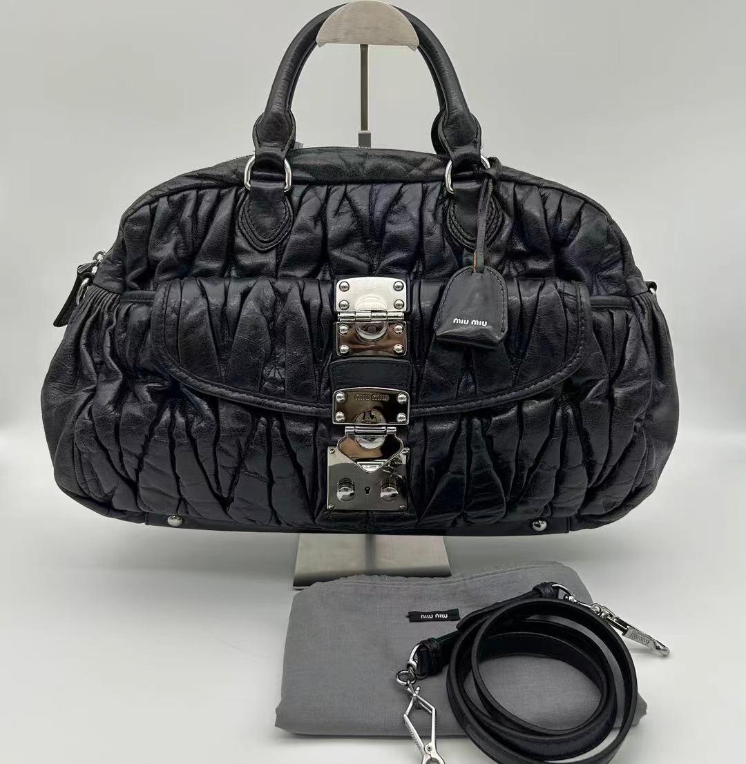 Miu Miu 黑銀褶皺保齡球手提斜挎包 40x29x9 cm 
$3699