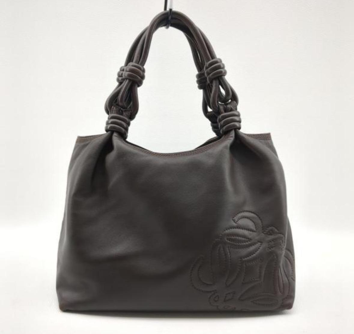 LOEWE深棕色福袋腋下托特包 size：
縱：約 20cm
橫 : 約 37cm 
寬 : 約 18cm 
$4420