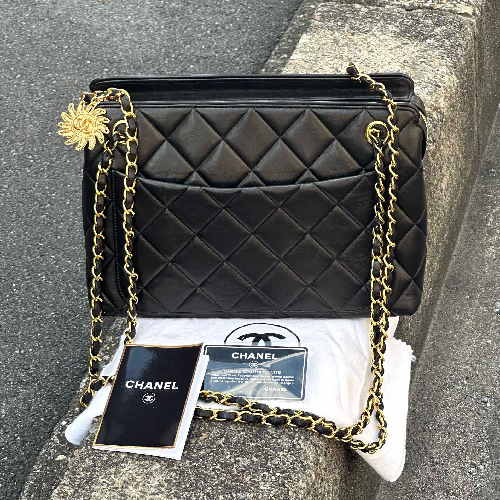 CHANEL羊皮黑金雙面太陽花鏈條包
約28x20x11CM
附：標、卡、冊、袋
***保存品* 未使用
可單肩可流浪背法
雙面夾層通用
$13800