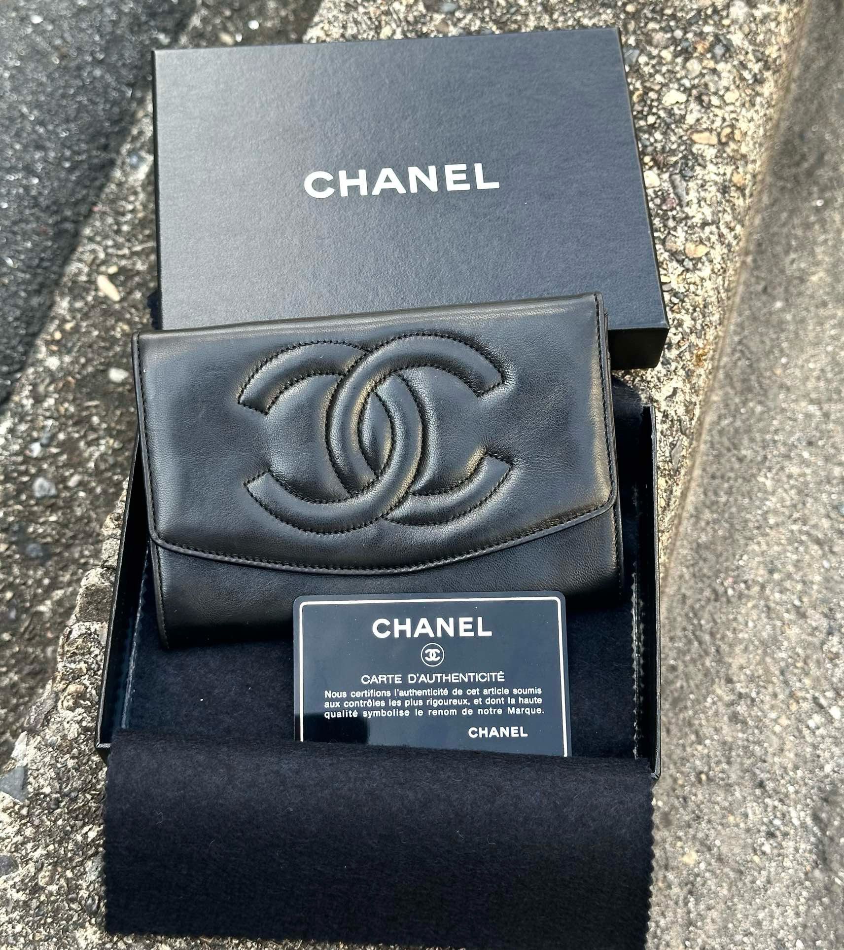 CHANEL羊皮黑色信封大LOGO卡包錢包
約14x10CM
附：標、卡、盒
*保存品* 未使用
日常證件、卡類皆可便攜收納
$3488
