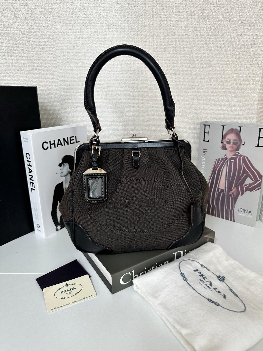 PRADA 灰色 牛仔布 手提包
size 31*24*13cm
$4368