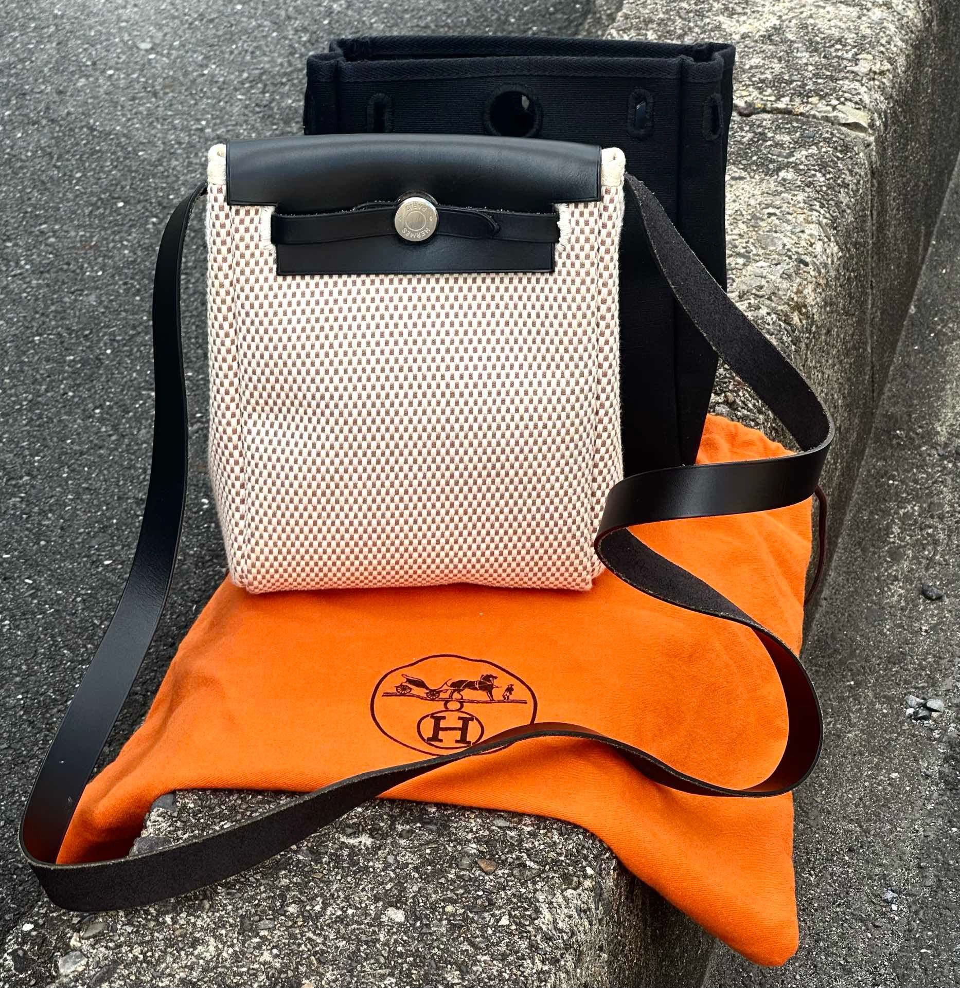愛馬仕絕版帆布黑白HERBAG MINI TPM
約15x19x7CM
附：替換包、袋
男女通用款
98新 狀態好
黑白雙色自由搭
$9628