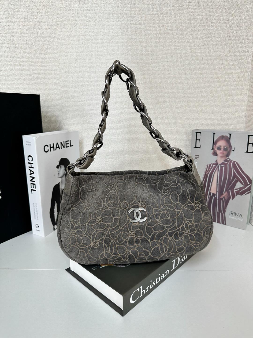 CHANEL 香奈兒 可可標誌 山茶花 麂皮 鏈條 單肩包
size 29*17*7cm
$8880
