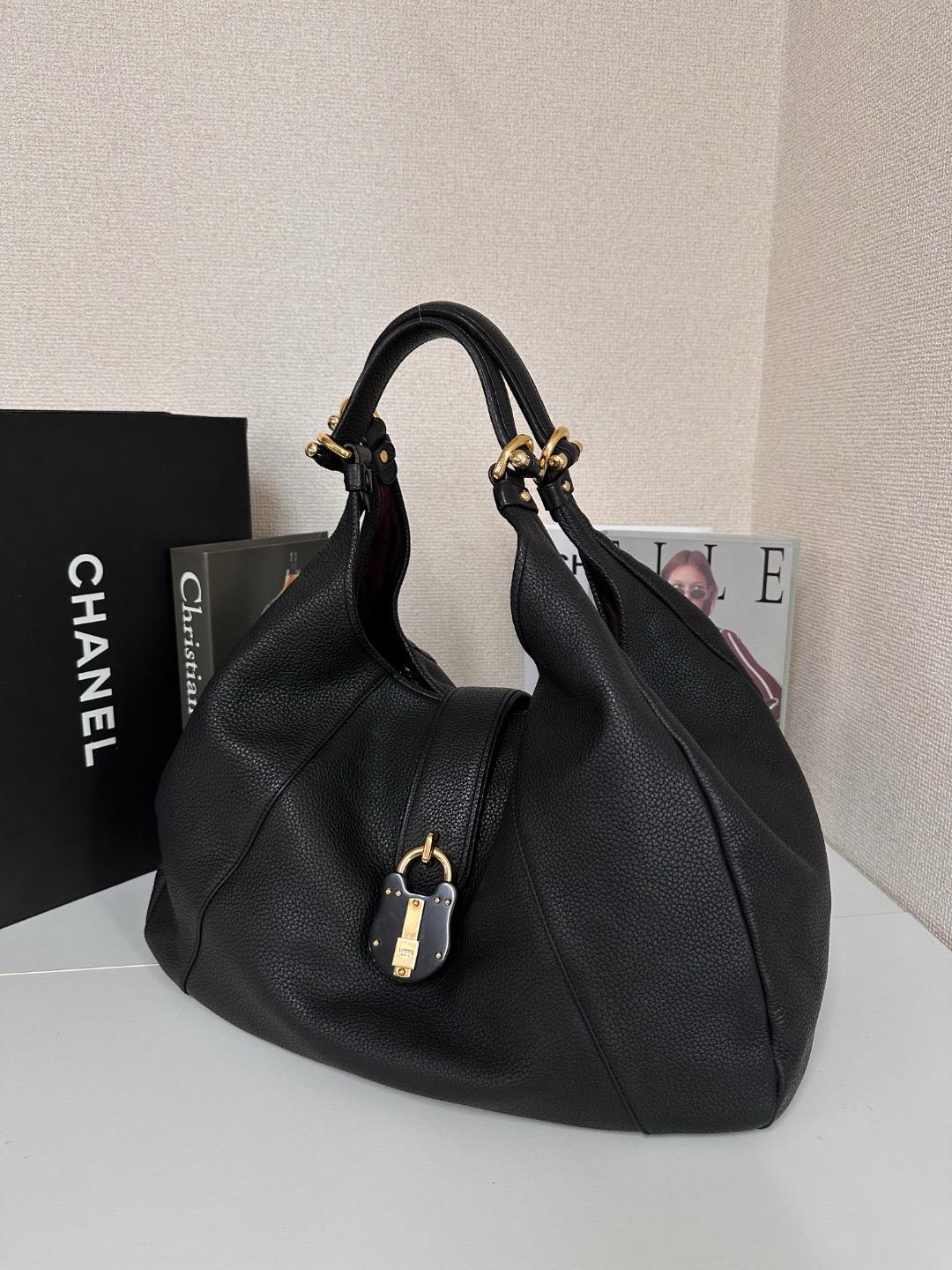 LOEWE Carrie 皮革 單肩包
size 33*24*16cm，hand 43cm
$5768