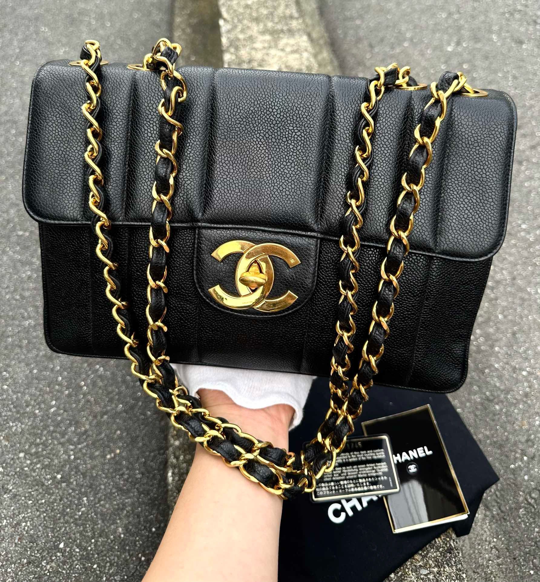 CHANEL荔枝牛皮黑金大LOGO竪條貝嫂包
中號約30x19x8CM
附：標、卡、冊、袋
97新 
可單肩腋下手提、斜挎
$26000