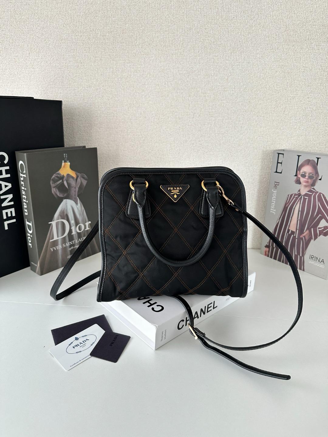 Prada  Saffiano 2WAY 尼龍 斜挎 磁扣 絎縫手提包
size 22*24.5*14cm，shoulder 100~115cm
$4168