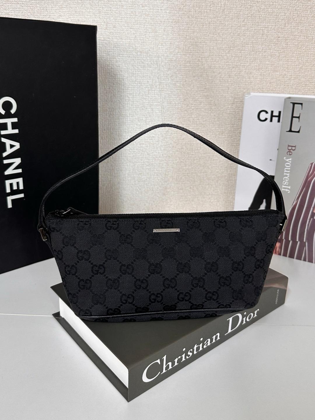 GUCCI GG帆布 黑色 飾品袋 輔助包 手提包 派對包
size 21.5~26.5*10.5*8cm
$2098