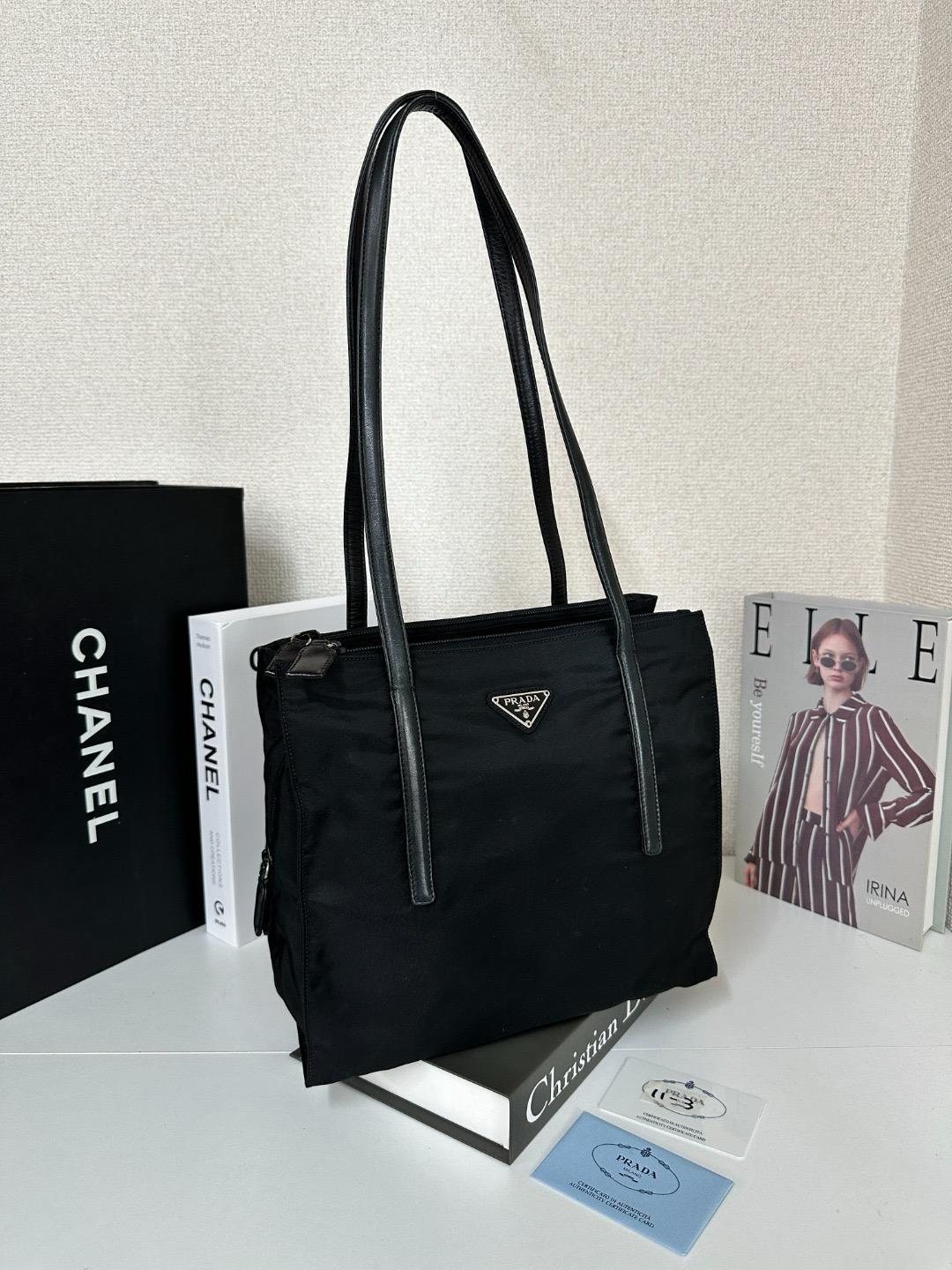 PRADA 尼龍迷你手提包
size 20*22*9cm
$2600