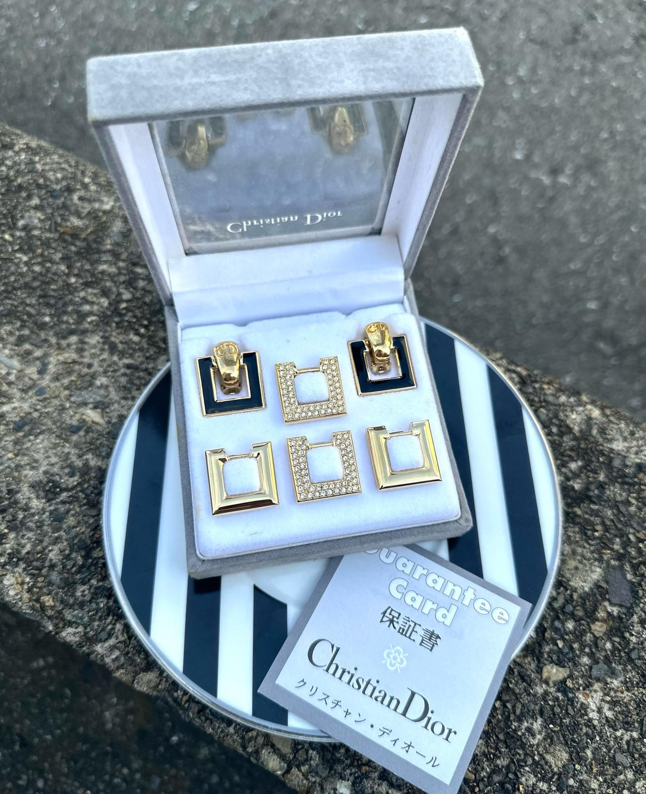 DIOR黑金方扣款替換耳夾一套組合
約2X2CM
附：冊、盒
98新🆕保存好
三對組合、可同款可自由混搭佩戴
$2168