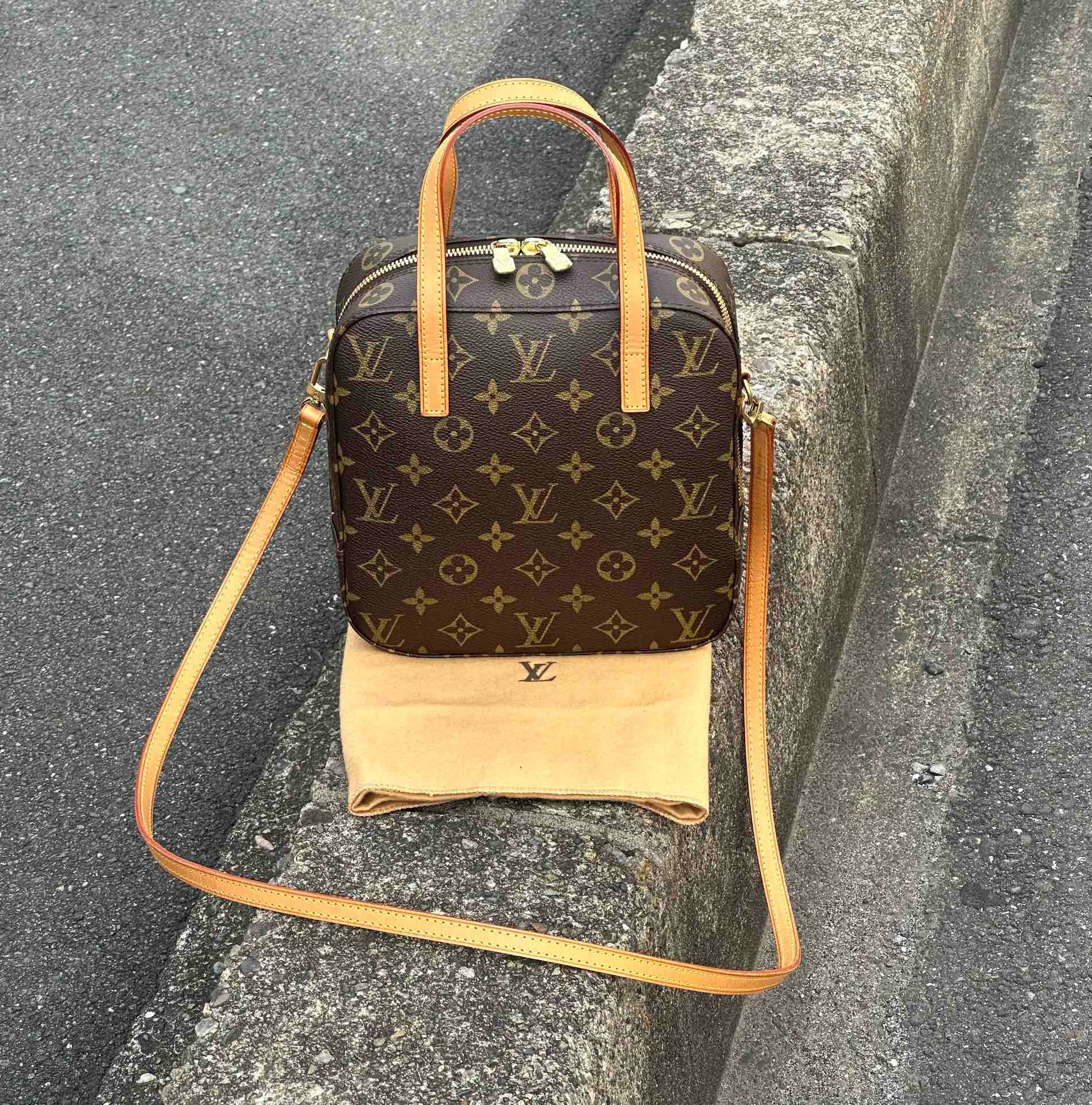 LV經典絕版老花飯盒2WAY便當包
約20x20x7.5CM
附：袋、肩帶
98新 配皮乾淨狀態好
可手拎、可斜挎
內容量足、造型獨特且實用百搭
$7748