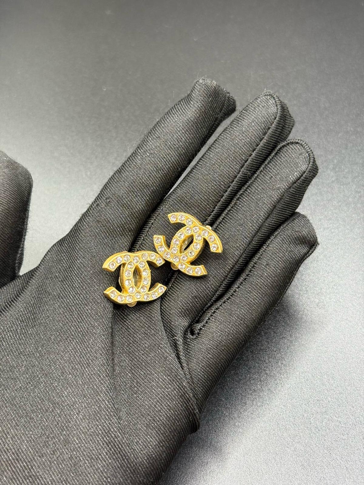 Chanel經典金色雙C帶鑽耳夾
尺寸約2*1.5cm
$4180
